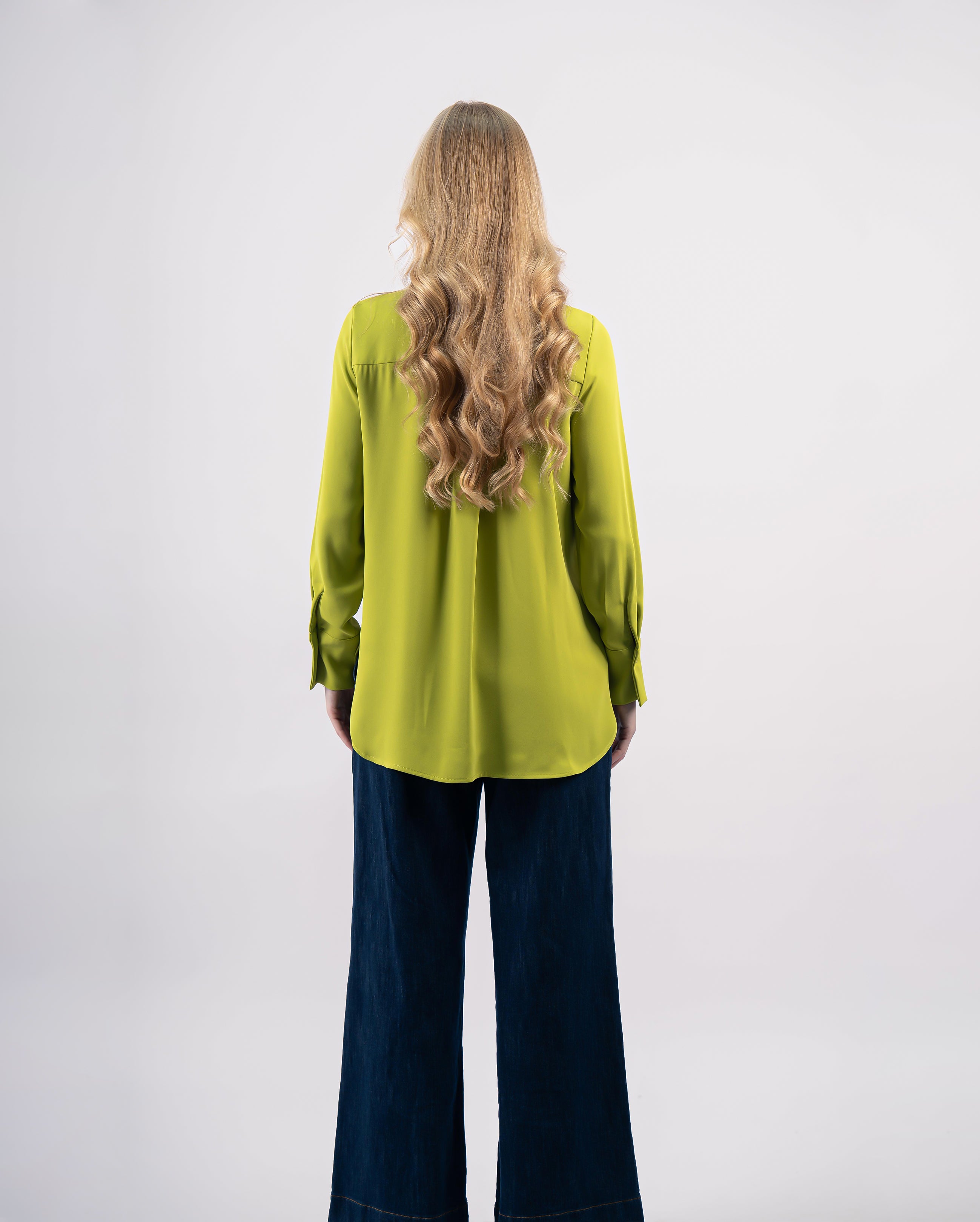 Chemise fluide femme vert lime avec col classique et boutons apparents portée avec jean large-vue de dos