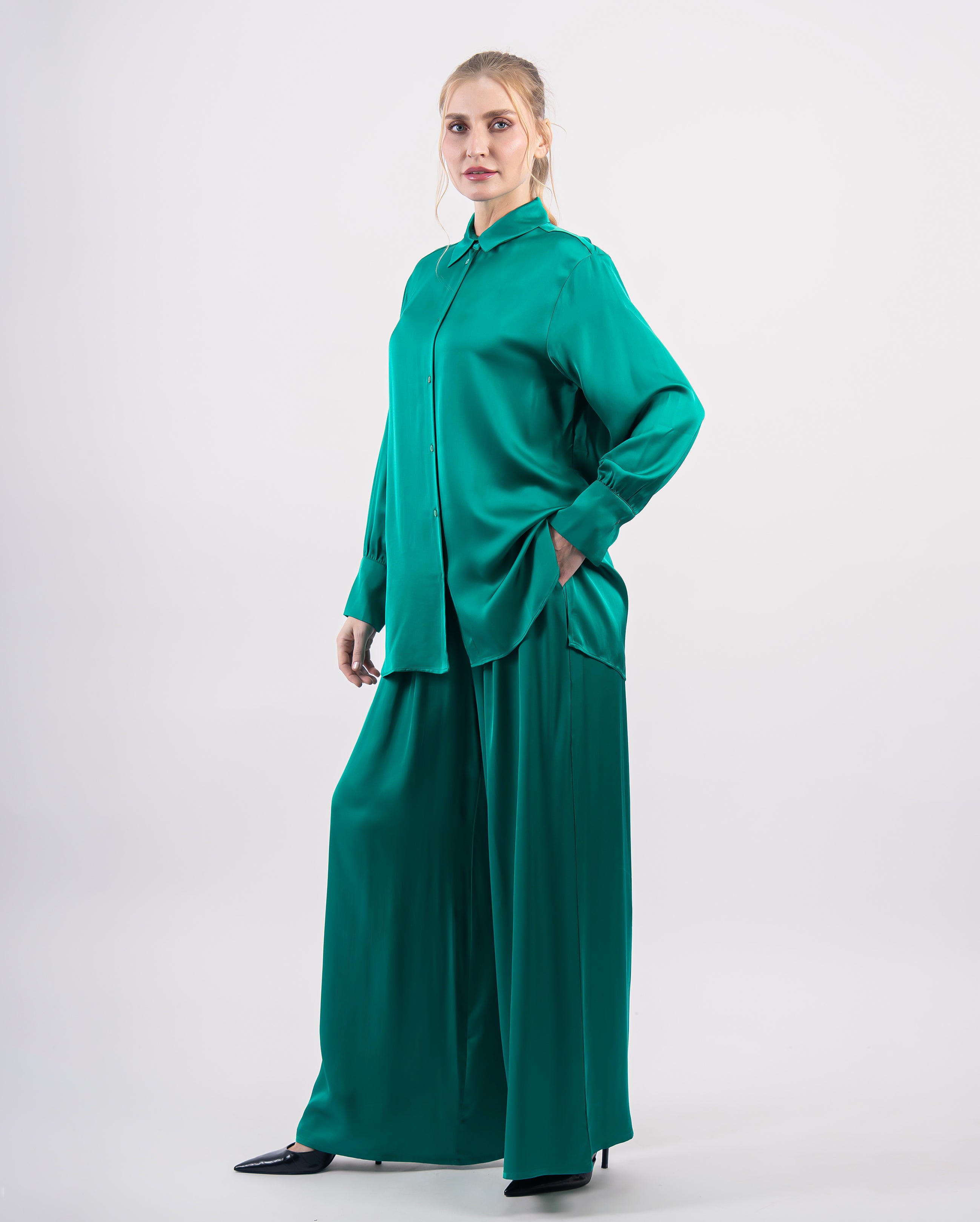 Ensemble fluide satiné avec chemise longue et pantalon palazzo - Vert- vue de coté