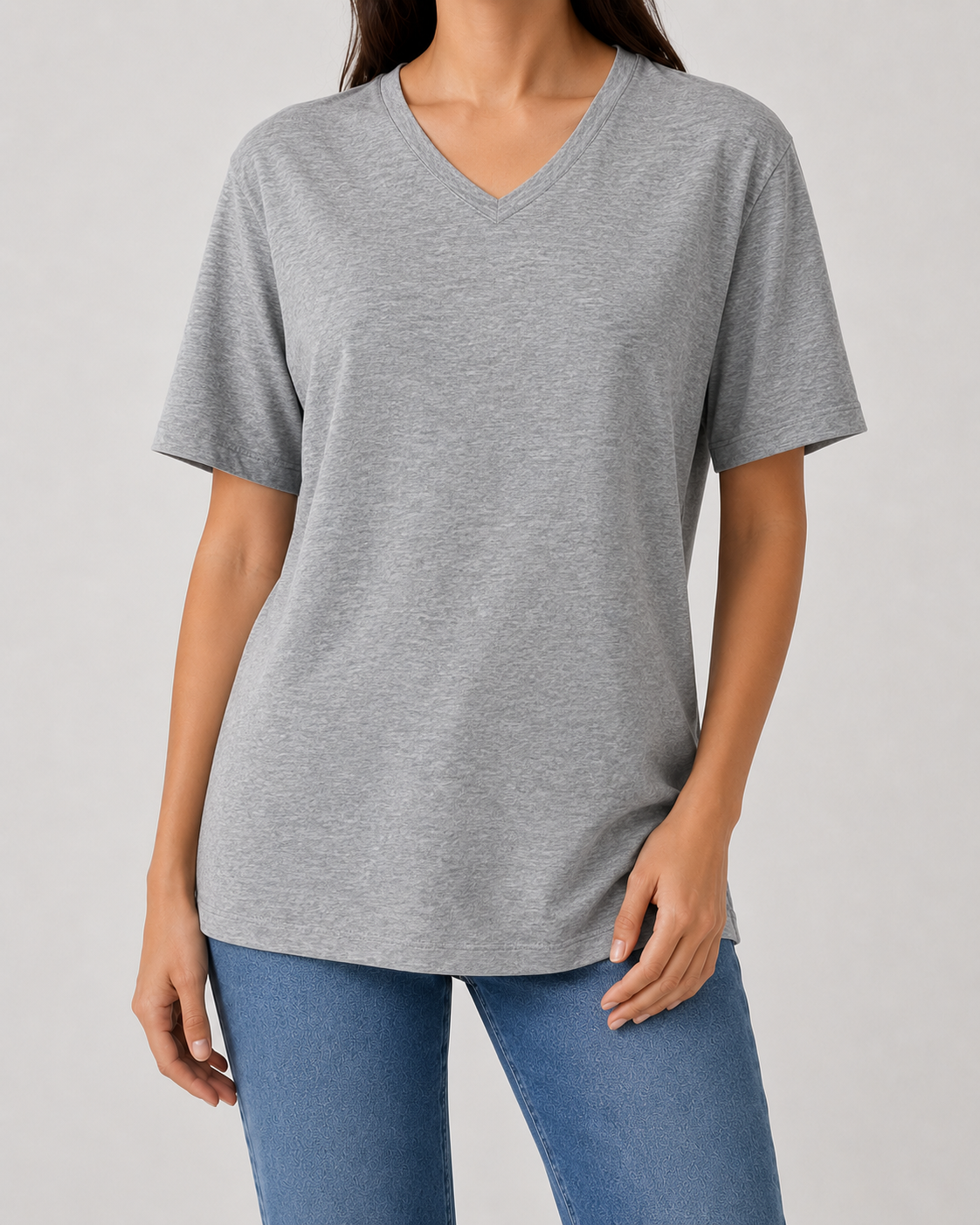 T-shirt femme gris mélange col V porté avec jean, style casual chic RAZANA