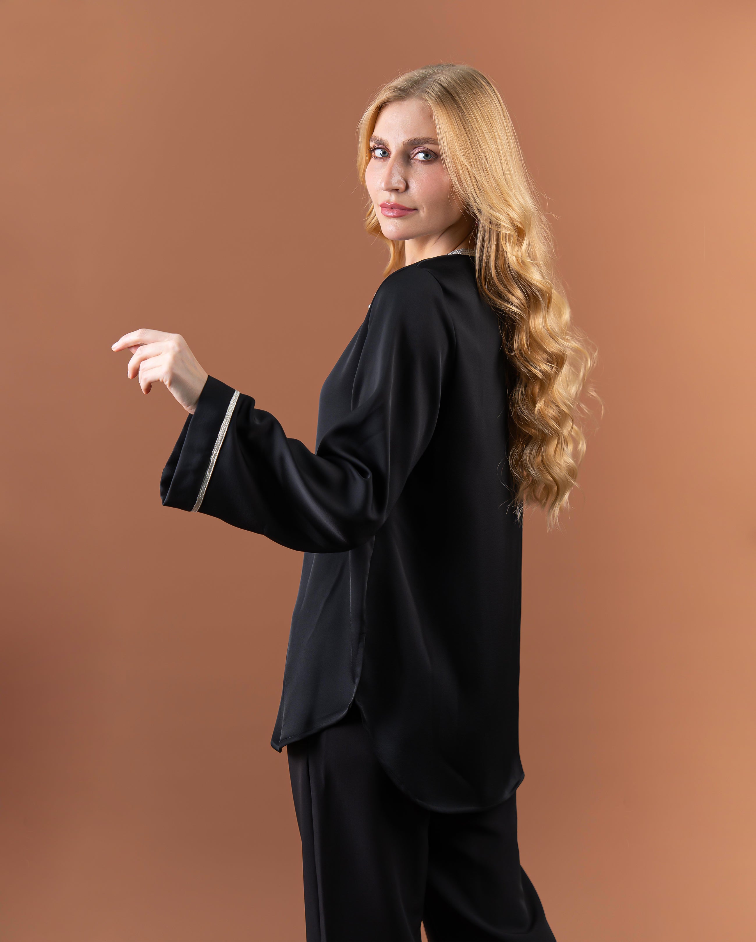 Blouse fluide noire à manches larges avec finition sfifa au col vue cote