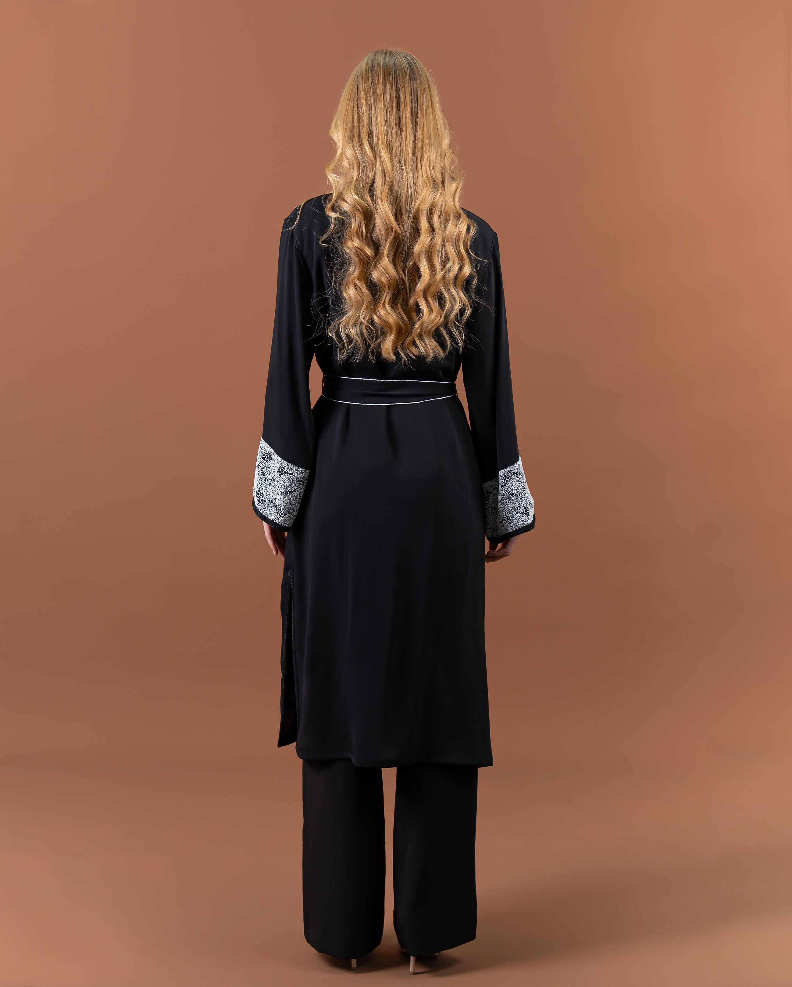 Kimono long noir avec ceinture et manches ornées de dentelle blanche – collection élégante RAZANA