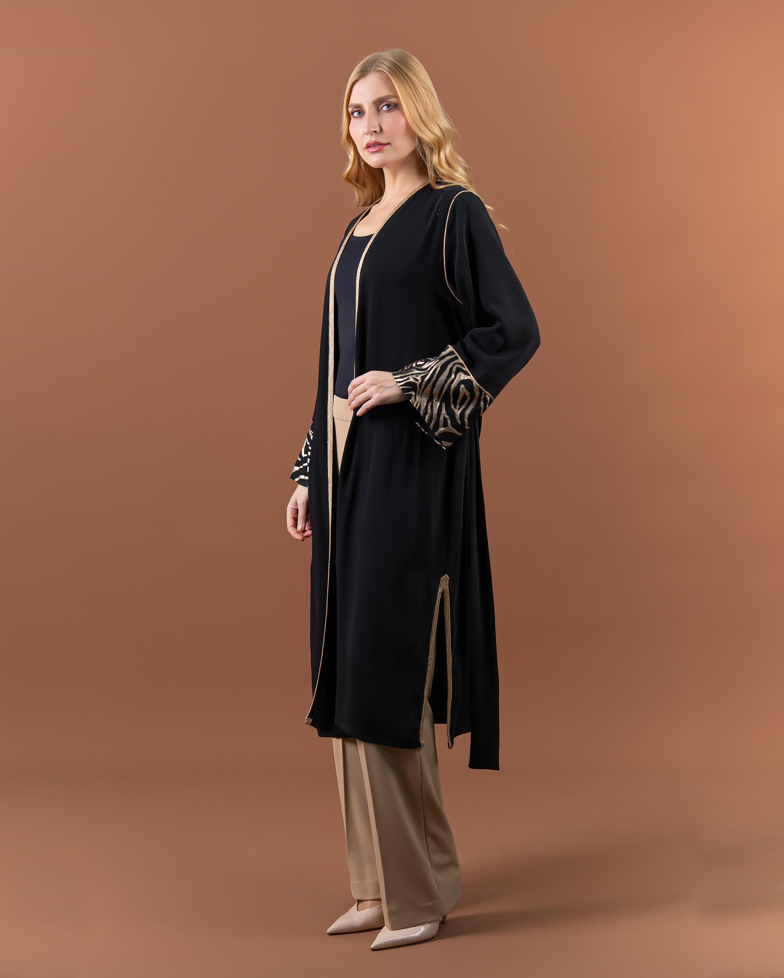 Kimono noir élégant avec manches motif zébré et finition raffinée – collection femme RAZANA