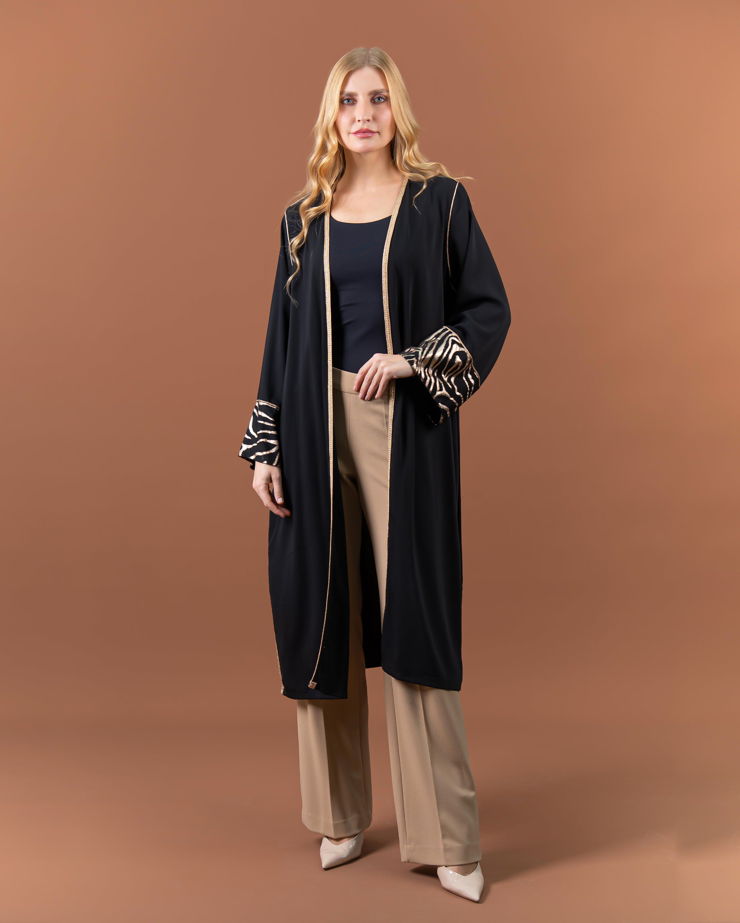 Kimono long noir avec manches motif zébré et finition raffinée – collection femme RAZANA