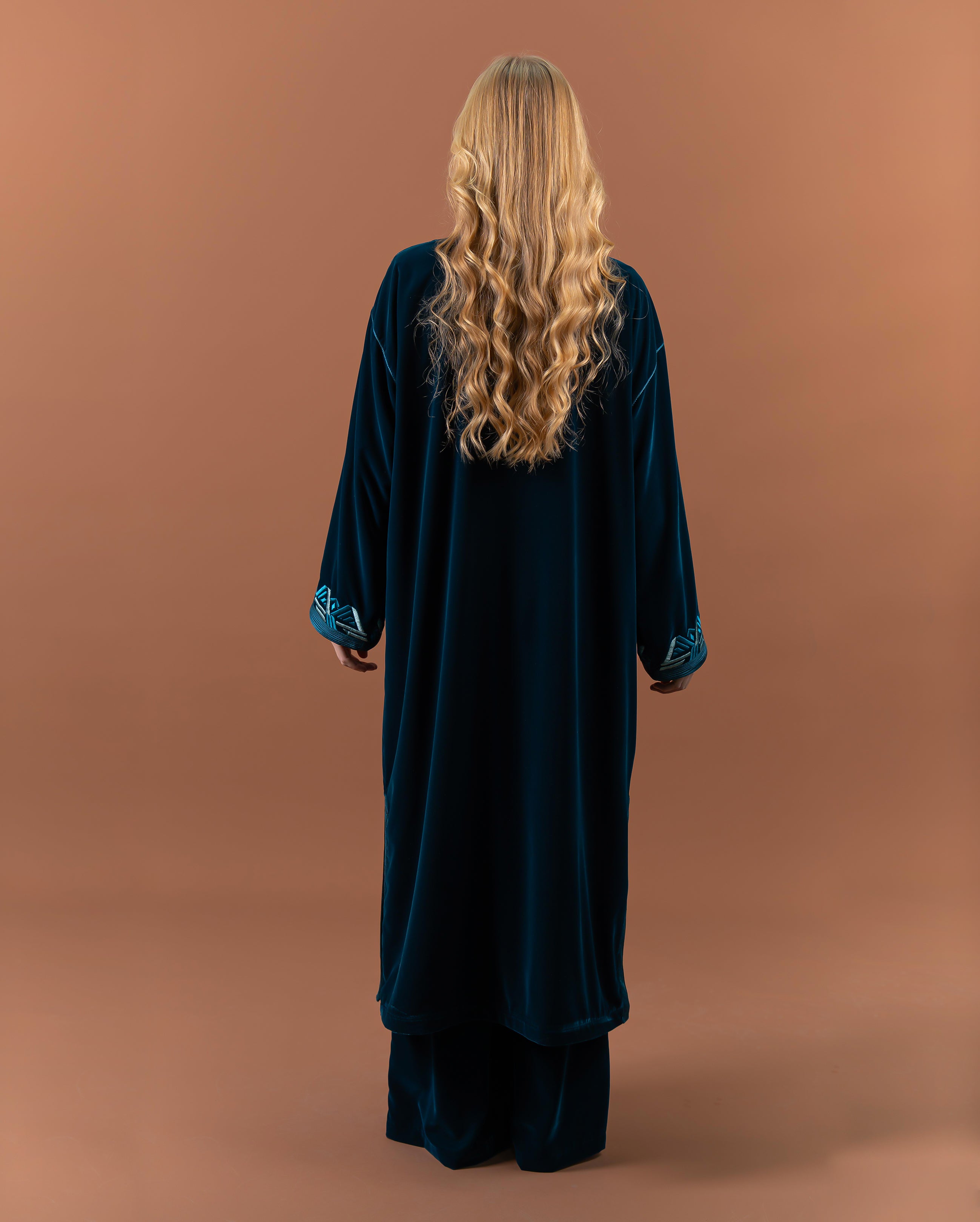Kimono long en velours avec broderies turquoise et finition sfifa traditionnelle – collection élégante RAZANA