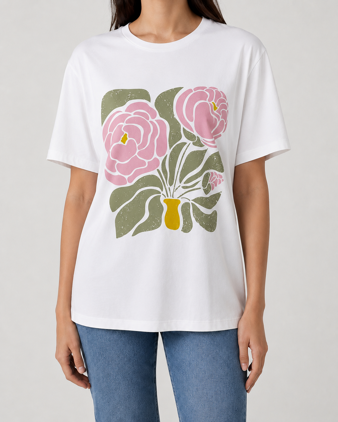 T-shirt blanc femme RAZANA avec imprimé fleurs roses porté avec un jean