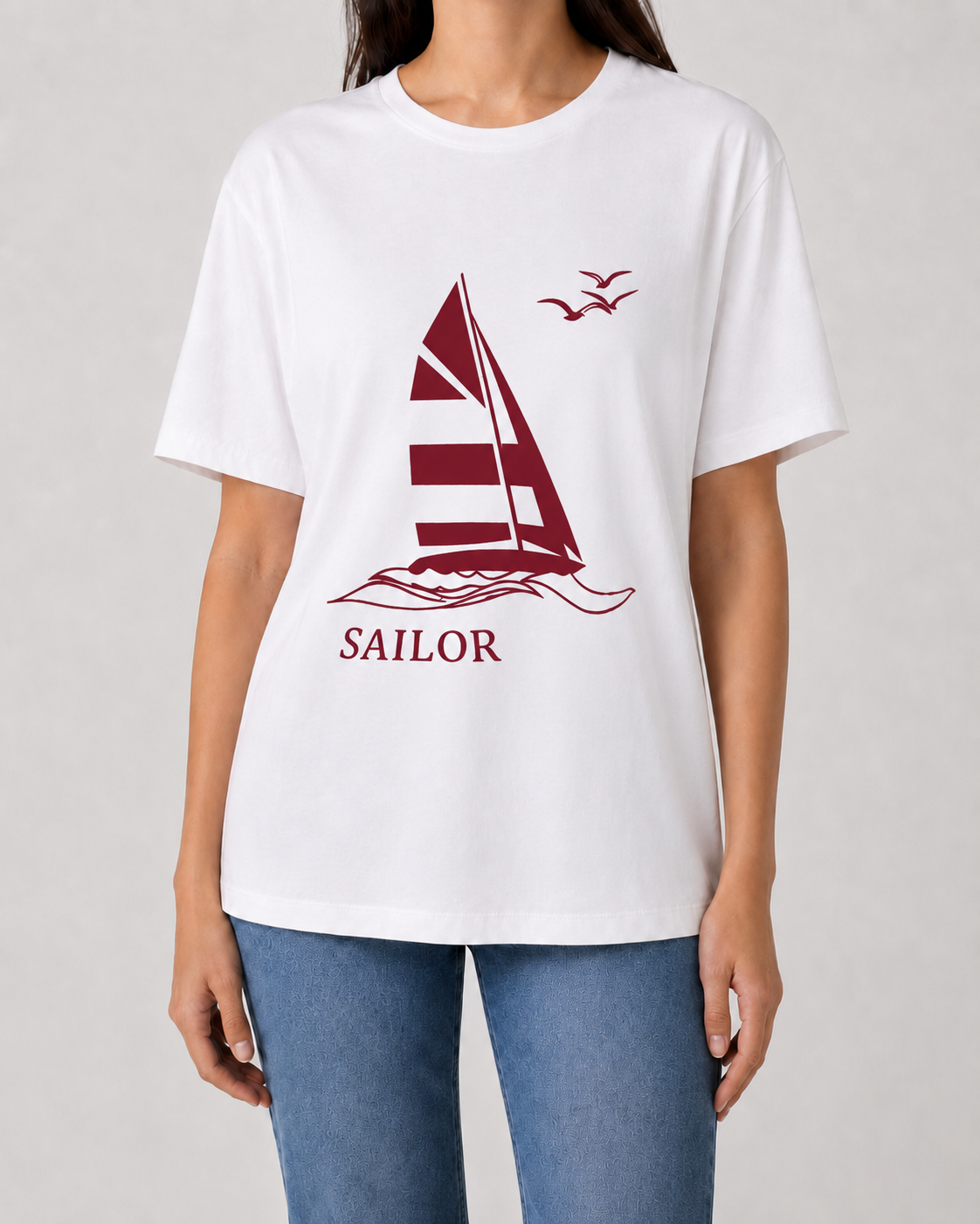 T-shirt blanc femme RAZANA avec imprimé bateau Sailor bordeaux porté avec un jean