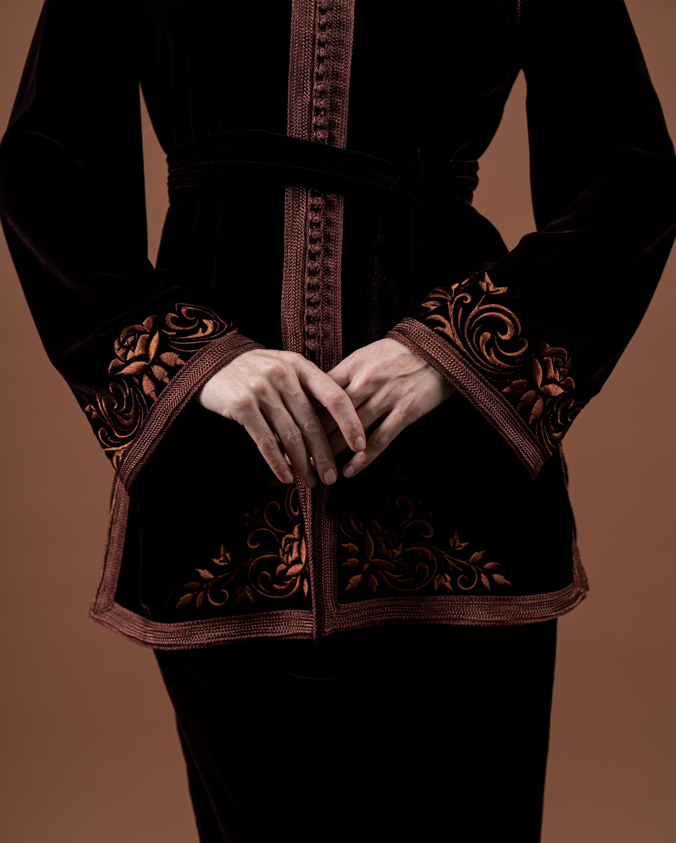 Tunique jabador en velours brodée avec ceinture pour femme – RAZANA