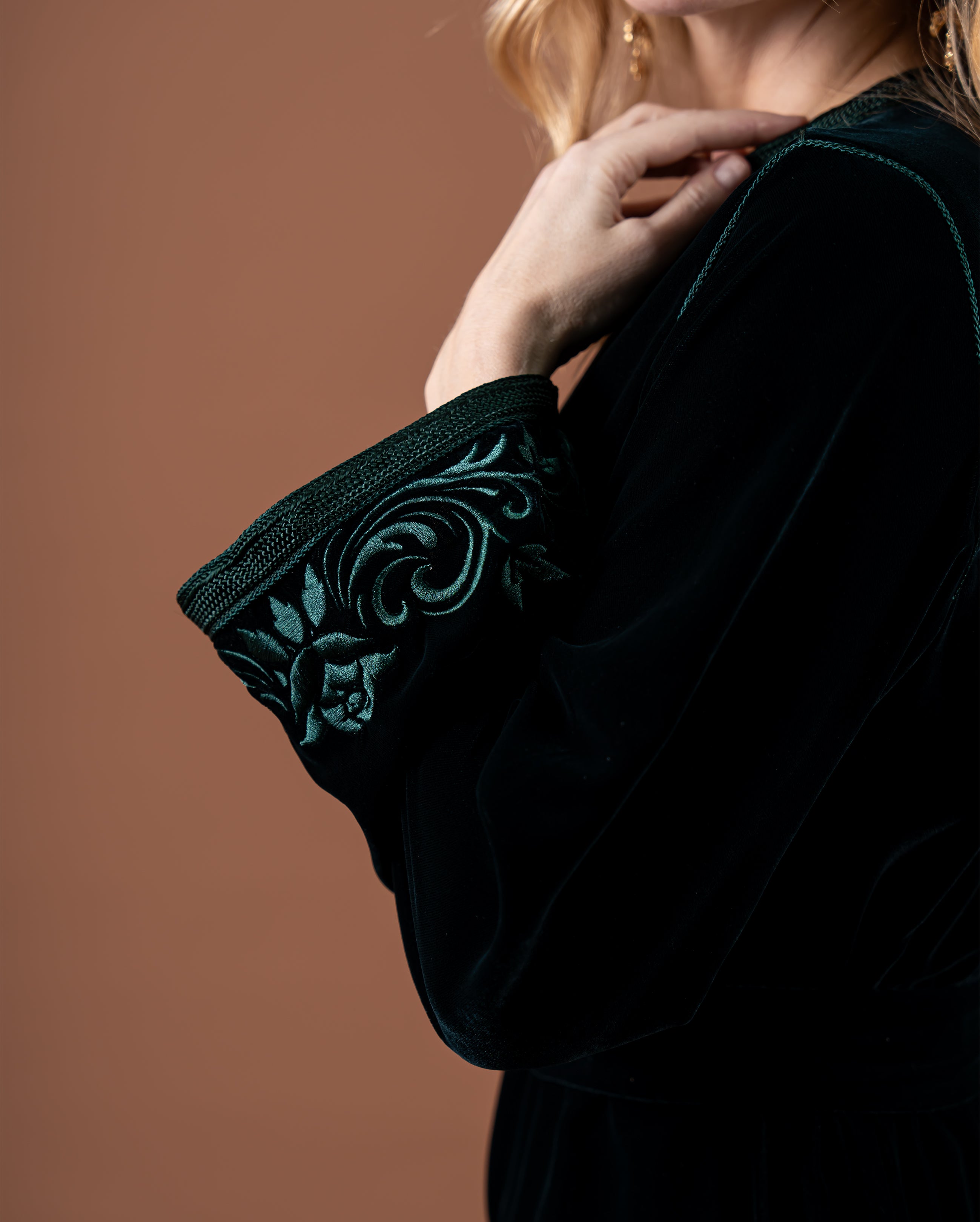 Tunique jabador en velours brodée avec ceinture pour femme – RAZANA