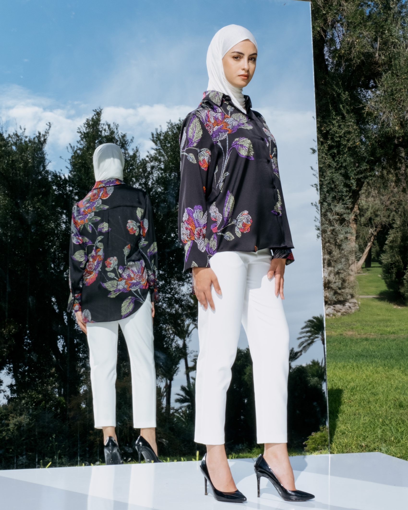 Chemise satinée à fleurs