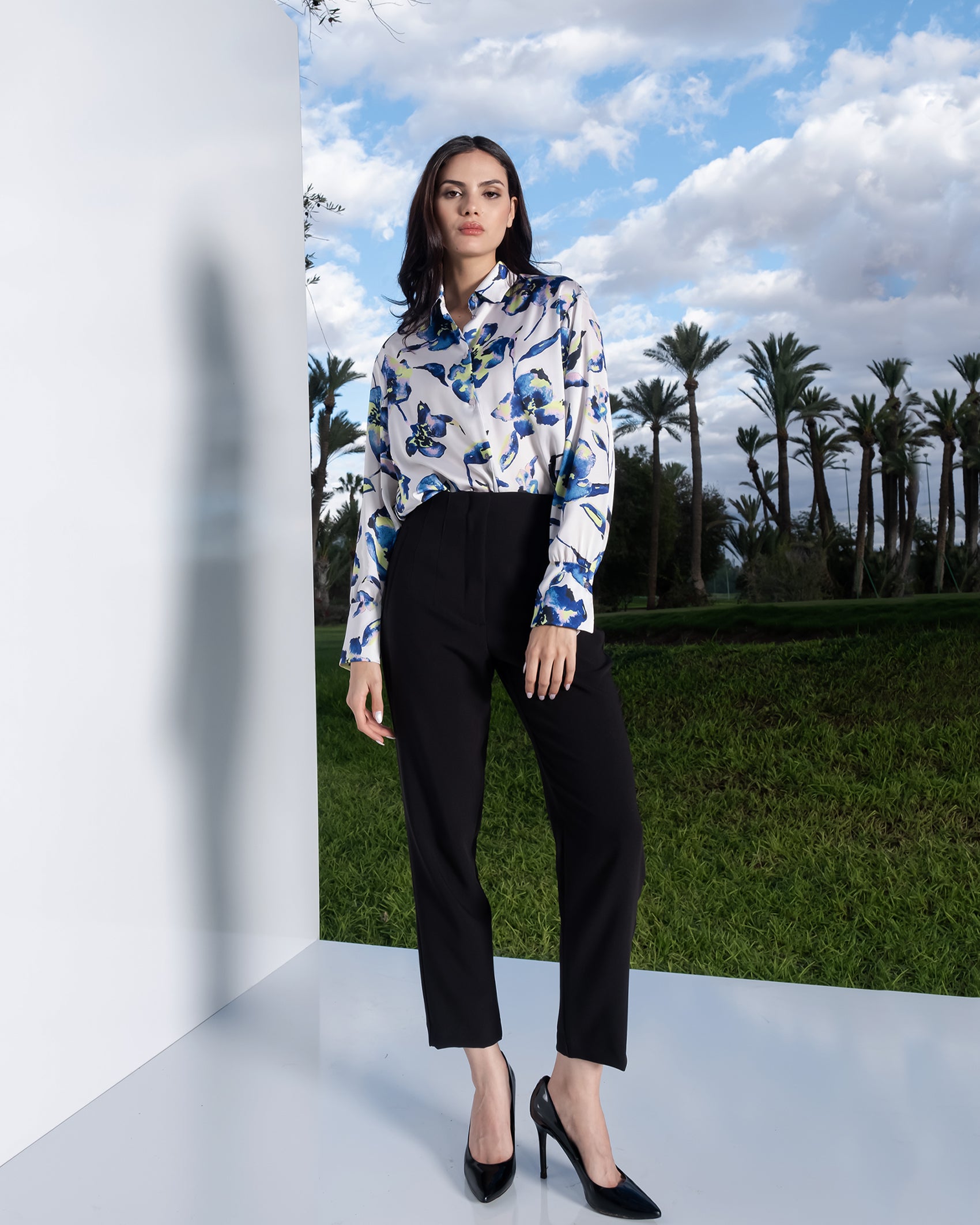 Chemise satinée à fleurs
