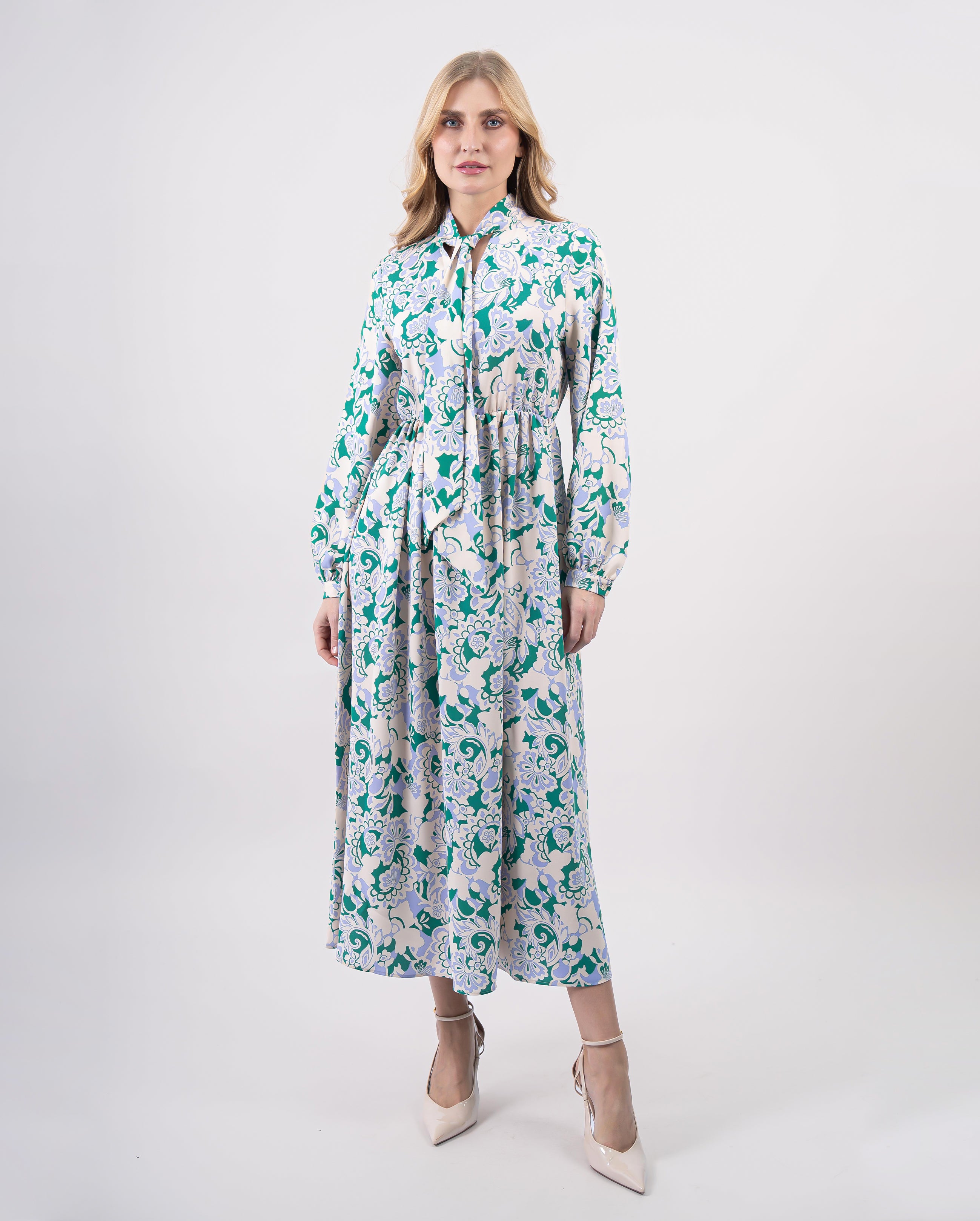 Robe longue fluide femme à imprimé floral vert avec col lavallière et manches longues élégantes