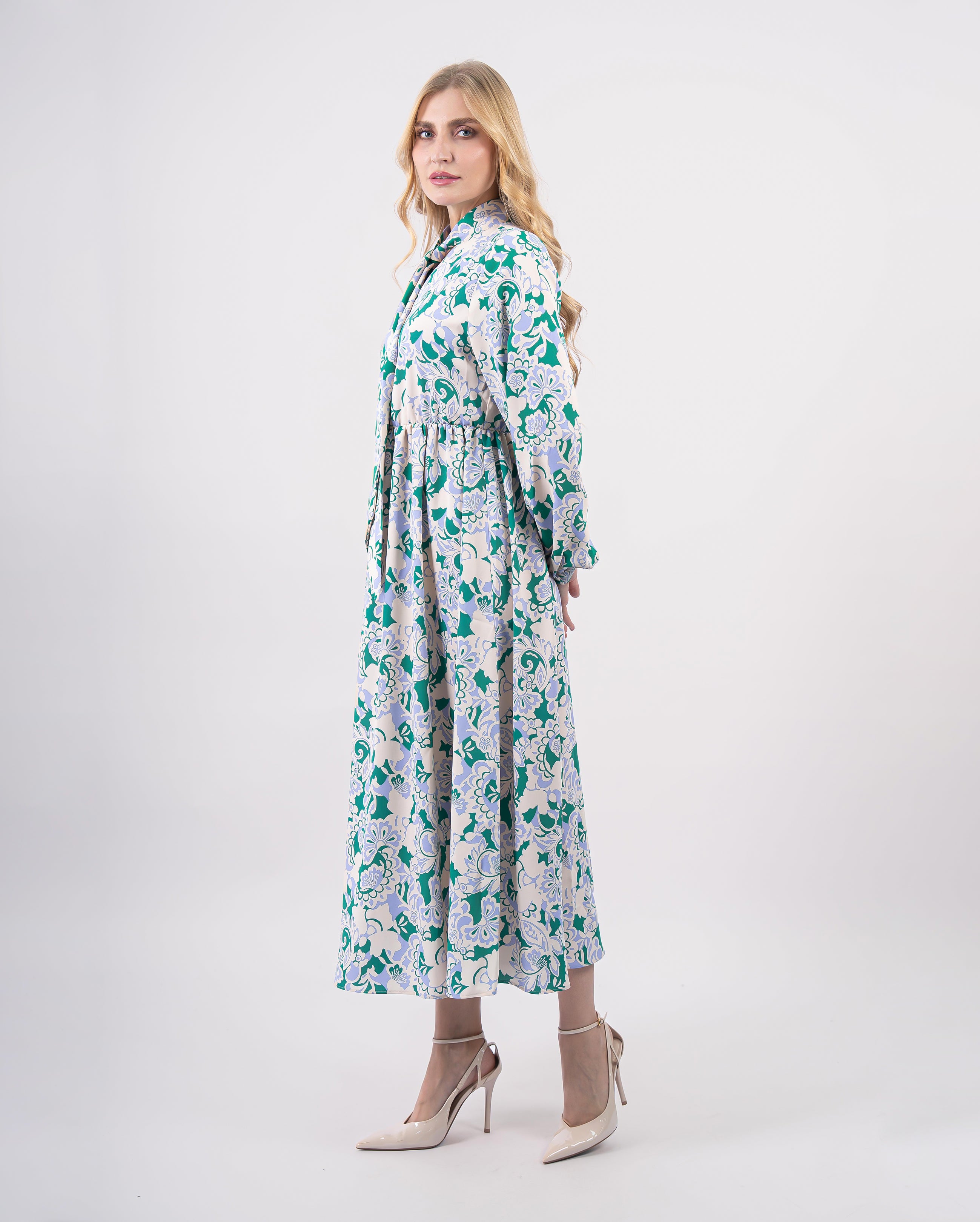 Robe longue fluide femme à imprimé floral vert avec col lavallière et manches longues élégantes