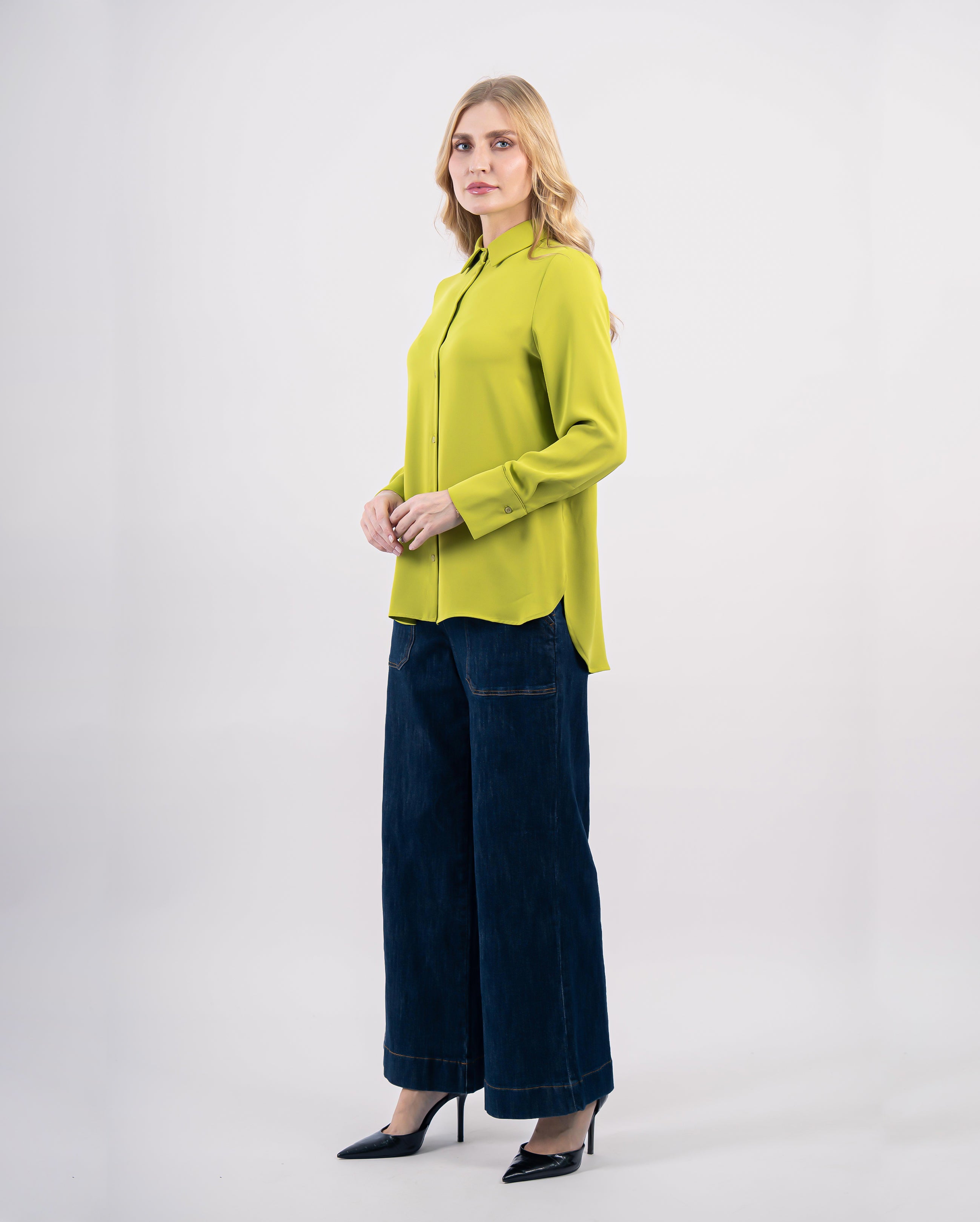 Chemise fluide femme vert lime avec col classique et boutons apparents portée avec jean large-vue de cote