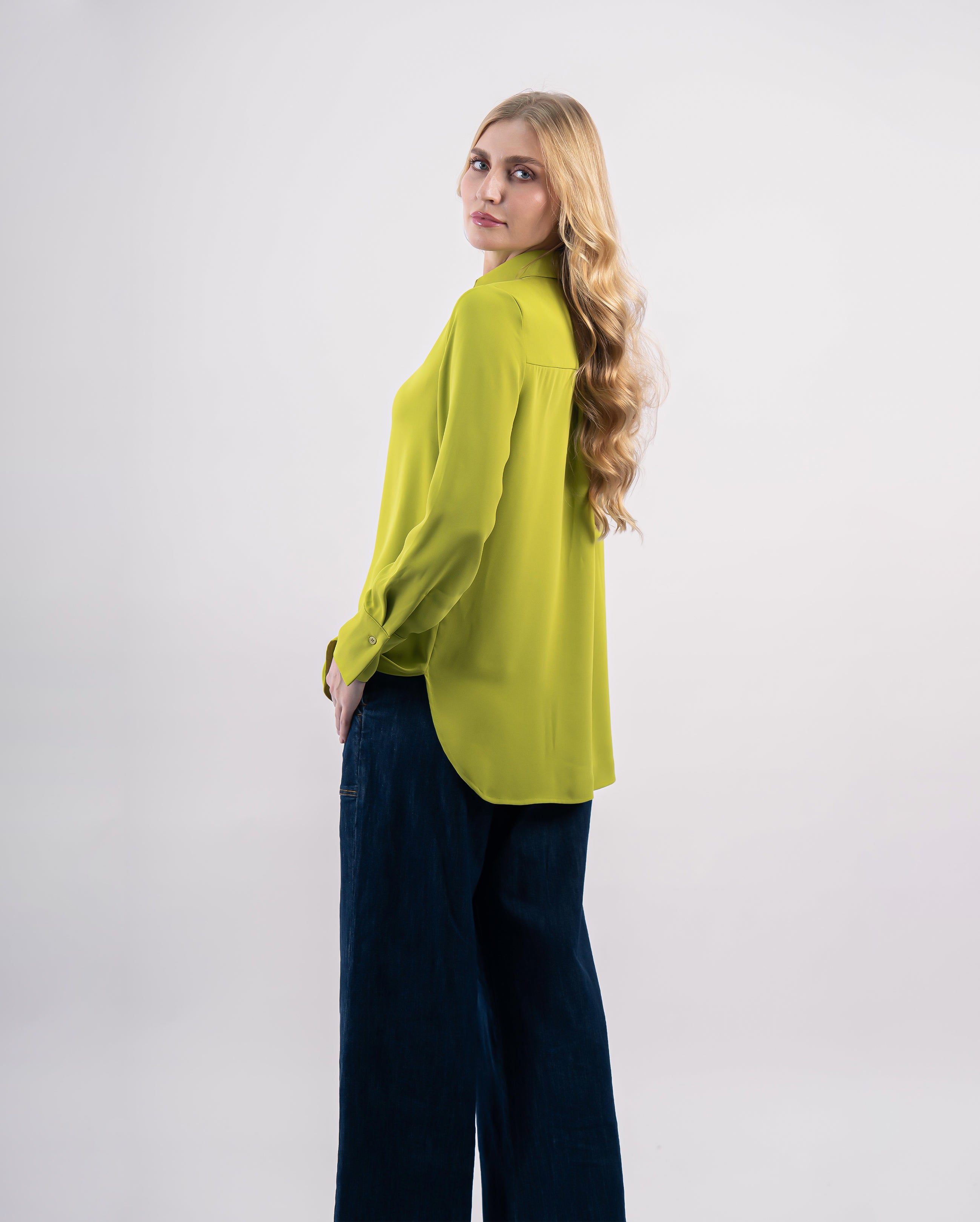 Chemise fluide femme vert lime avec col classique et boutons apparents portée avec jean large-vus de détail