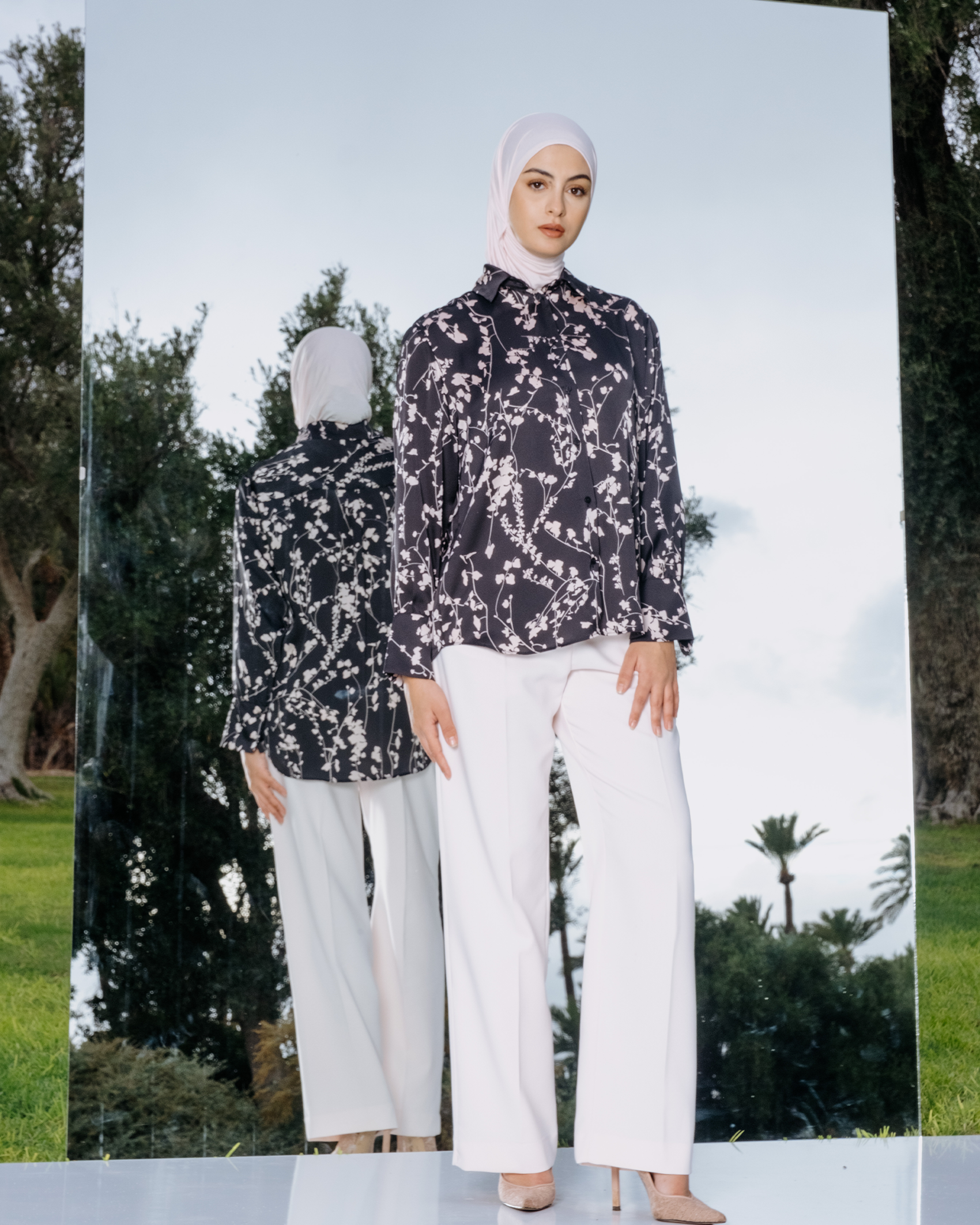 Chemise satinée à fleurs
