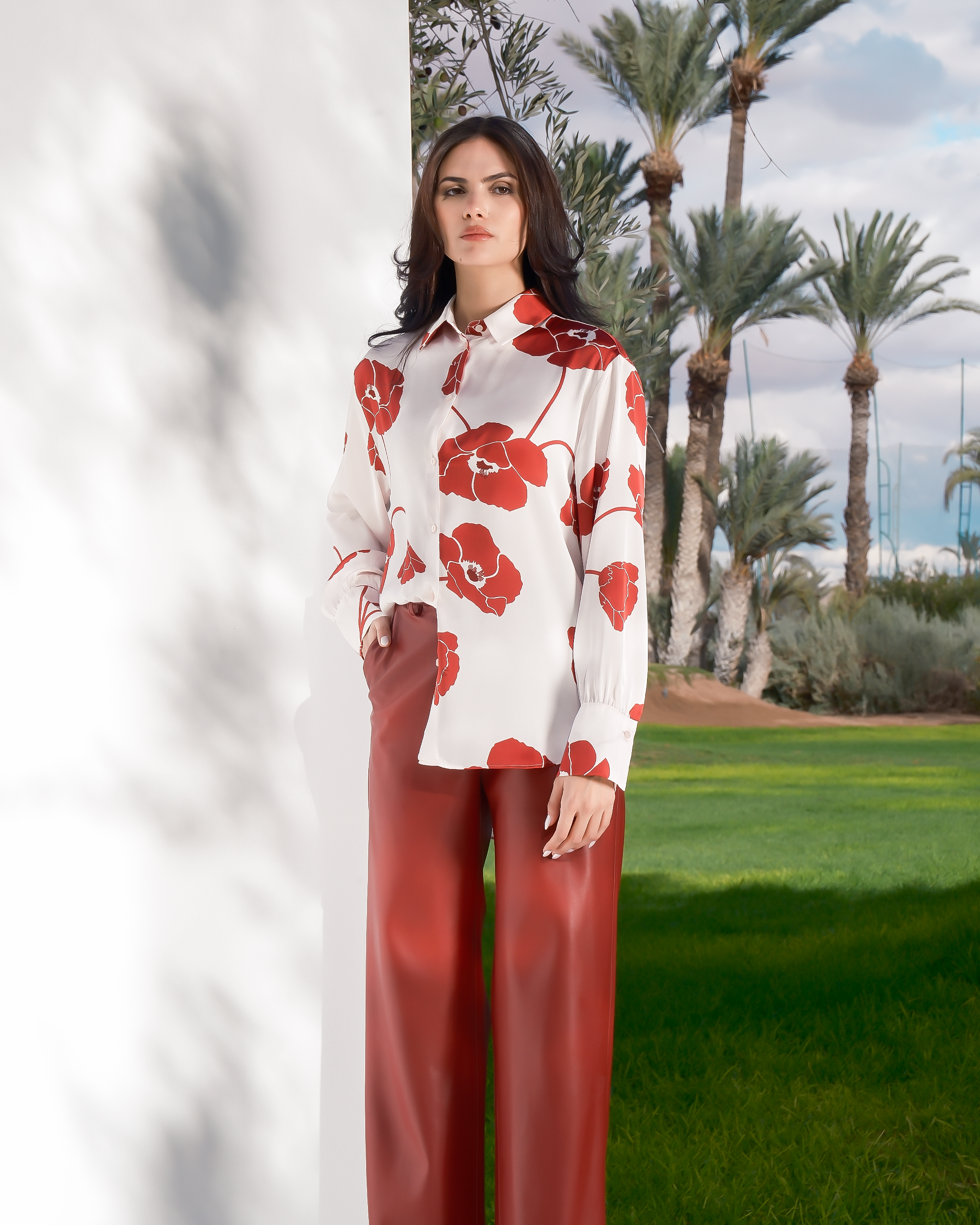 Chemise satinée à imprimé floral rouge