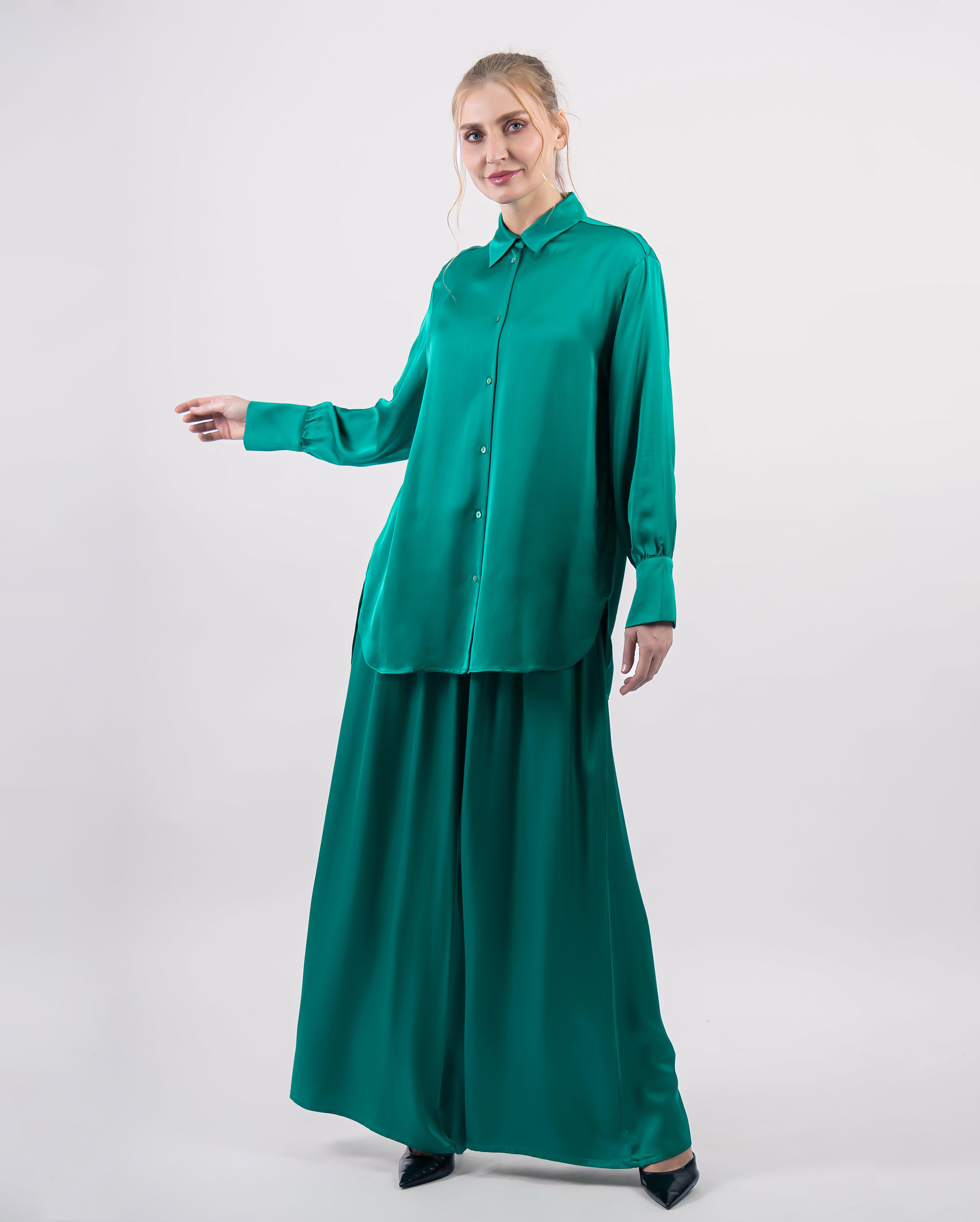 Ensemble fluide satiné avec chemise longue et pantalon palazzo - Vert- vue de face