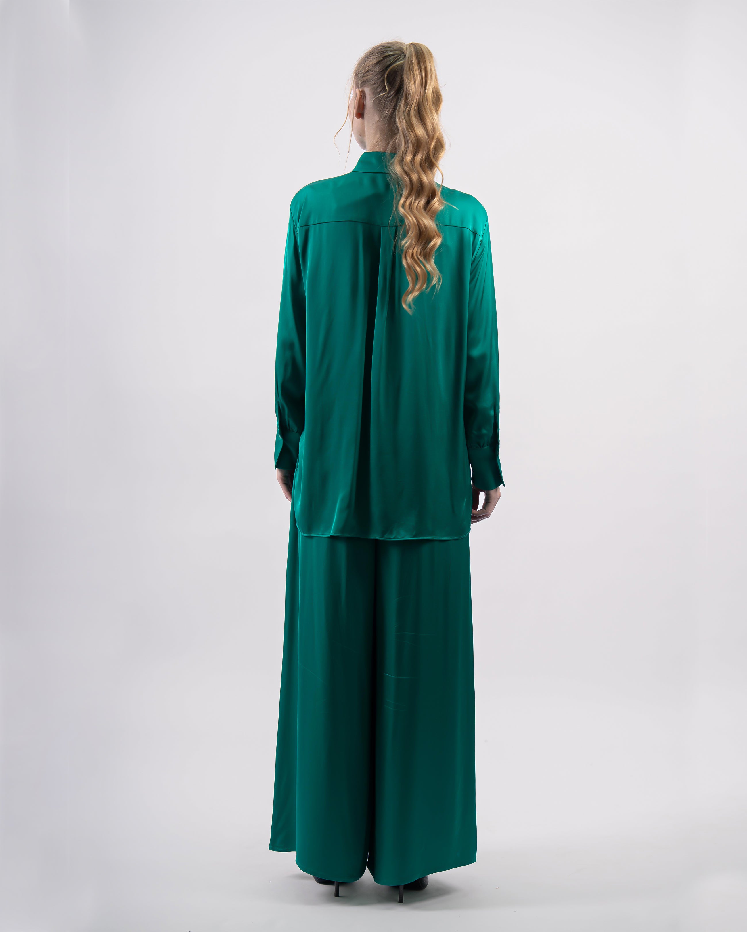 Ensemble fluide satiné avec chemise longue et pantalon palazzo - Vert- vue arrière