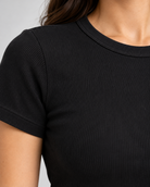 T-shirt ajusté en maille côtelée à manches courtes et col rond_Noir_detail
