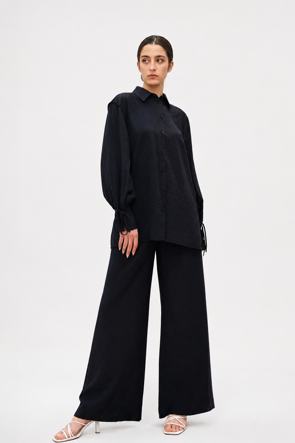 Chemise longue oversize pour femme avec col classique et manches longues à liens-Noir- vue de face