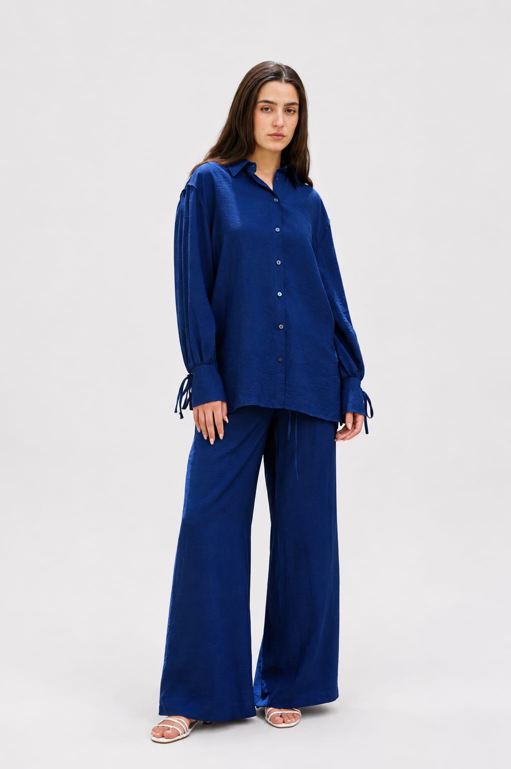 Chemise longue oversize pour femme avec col classique et manches longues à liens-Bleu marine- vue de face