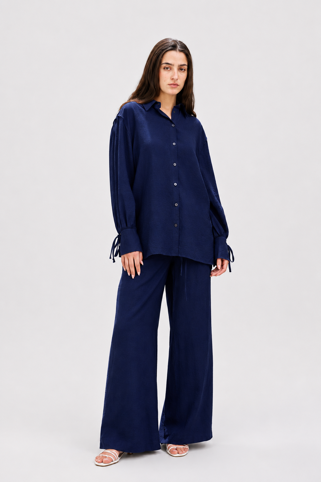 Chemise longue oversize pour femme avec col classique et manches longues à liens-Bleu marine- vue de face