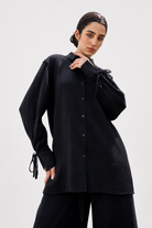 Chemise longue oversize pour femme avec col classique et manches longues à liens-Noir- vue de détail