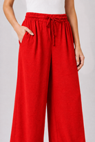 pantalon-large-fluide-rouge-detail-tissu