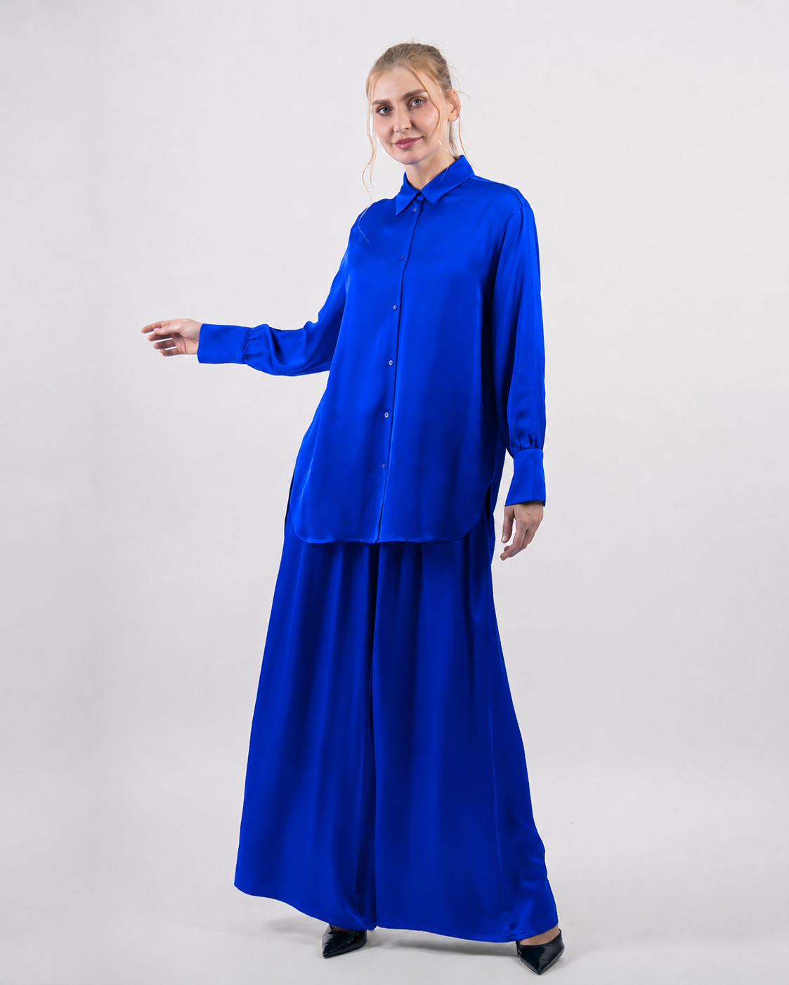 Ensemble fluide satiné avec chemise longue et pantalon palazzo - Bleu-détails