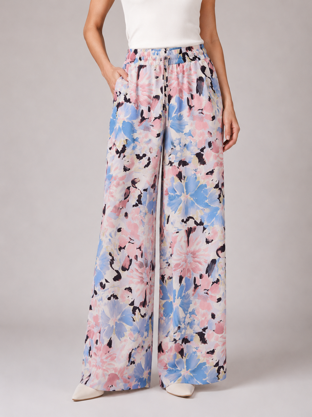 Pantalon large fluide pour femme à imprimé floral pastel rose et bleu, taille élastique avec cordon, vue de face-RAZANA