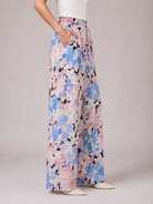 Pantalon large fluide pour femme à imprimé floral pastel rose et bleu, taille élastique avec cordon, vue de cote-RAZANA