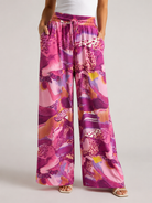 Pantalon long pour femme à imprimé abstrait fuchsia, rose et violet, taille élastique avec cordon-vue de face-RAZANA