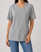 T-shirt femme gris mélange col V porté avec jean, style casual chic RAZANA