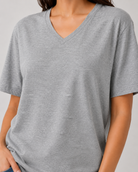 T-shirt gris femme mélange col V porté avec jean, style casual chic RAZANA