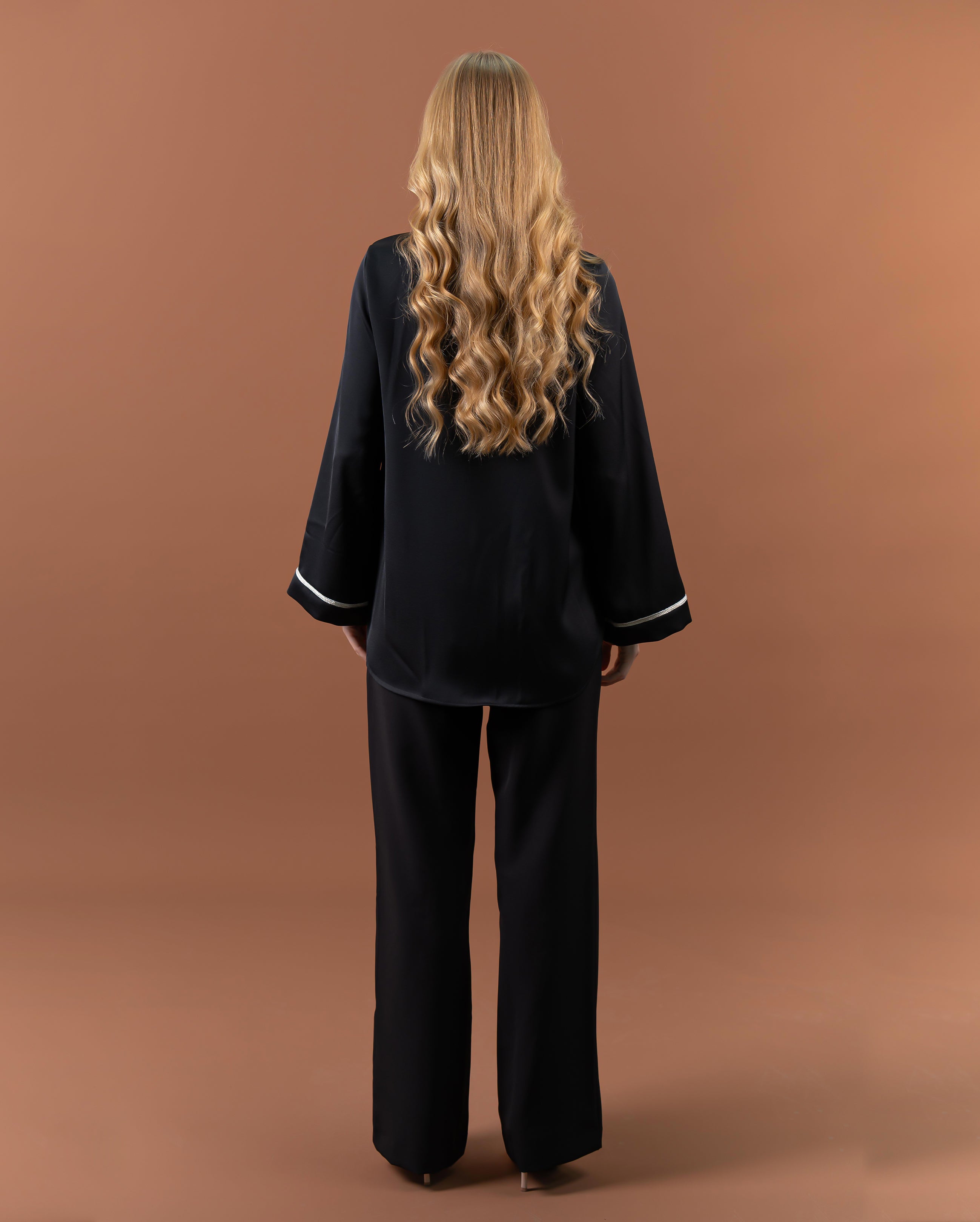 Blouse fluide noire à manches larges avec finition sfifa au col vue dos