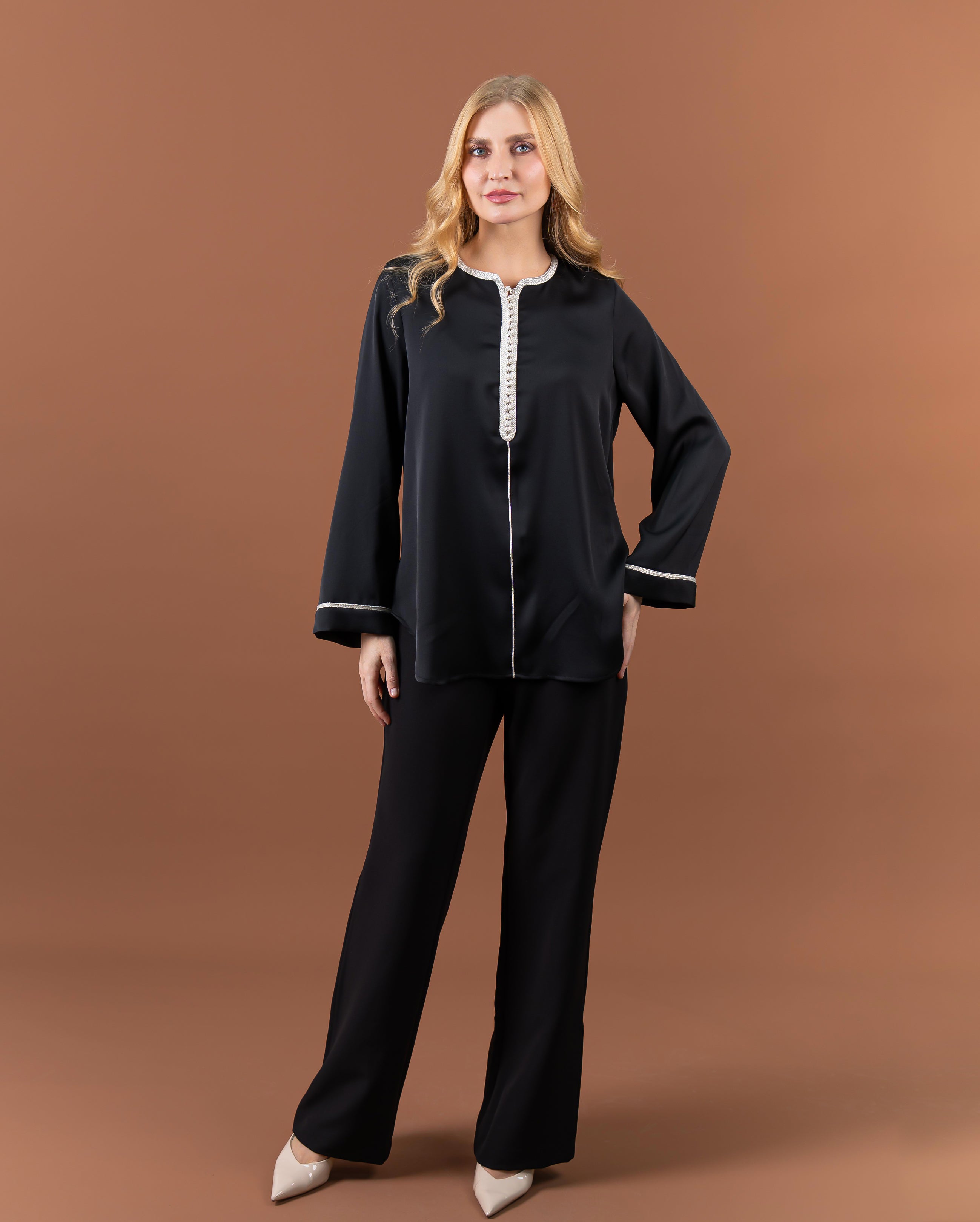 Blouse fluide noire à manches larges avec finition sfifa au col vue face