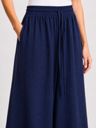 Détail du pantalon large,tissu texturé, taille élastique et cordon ton sur ton-Bleu-RAZANA