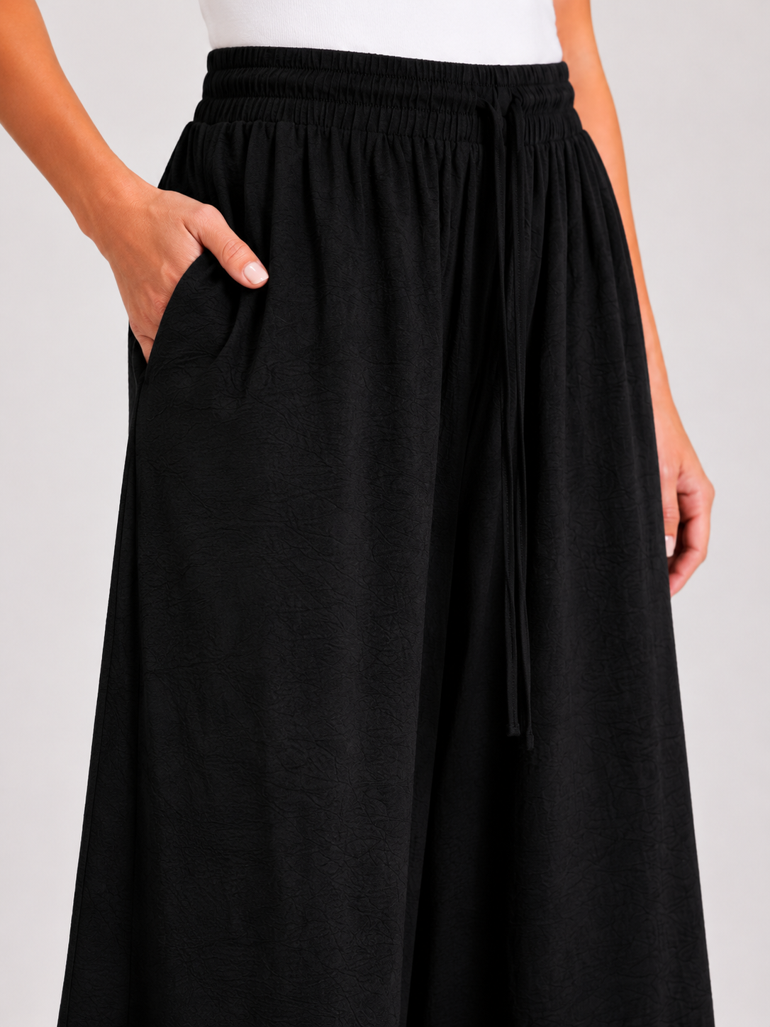 Pantalon large fluide texturé avec taille élastique et cordon de serrage-Noir-détail-RAZANA 