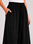 Pantalon large fluide texturé avec taille élastique et cordon de serrage-Noir-détail-RAZANA 