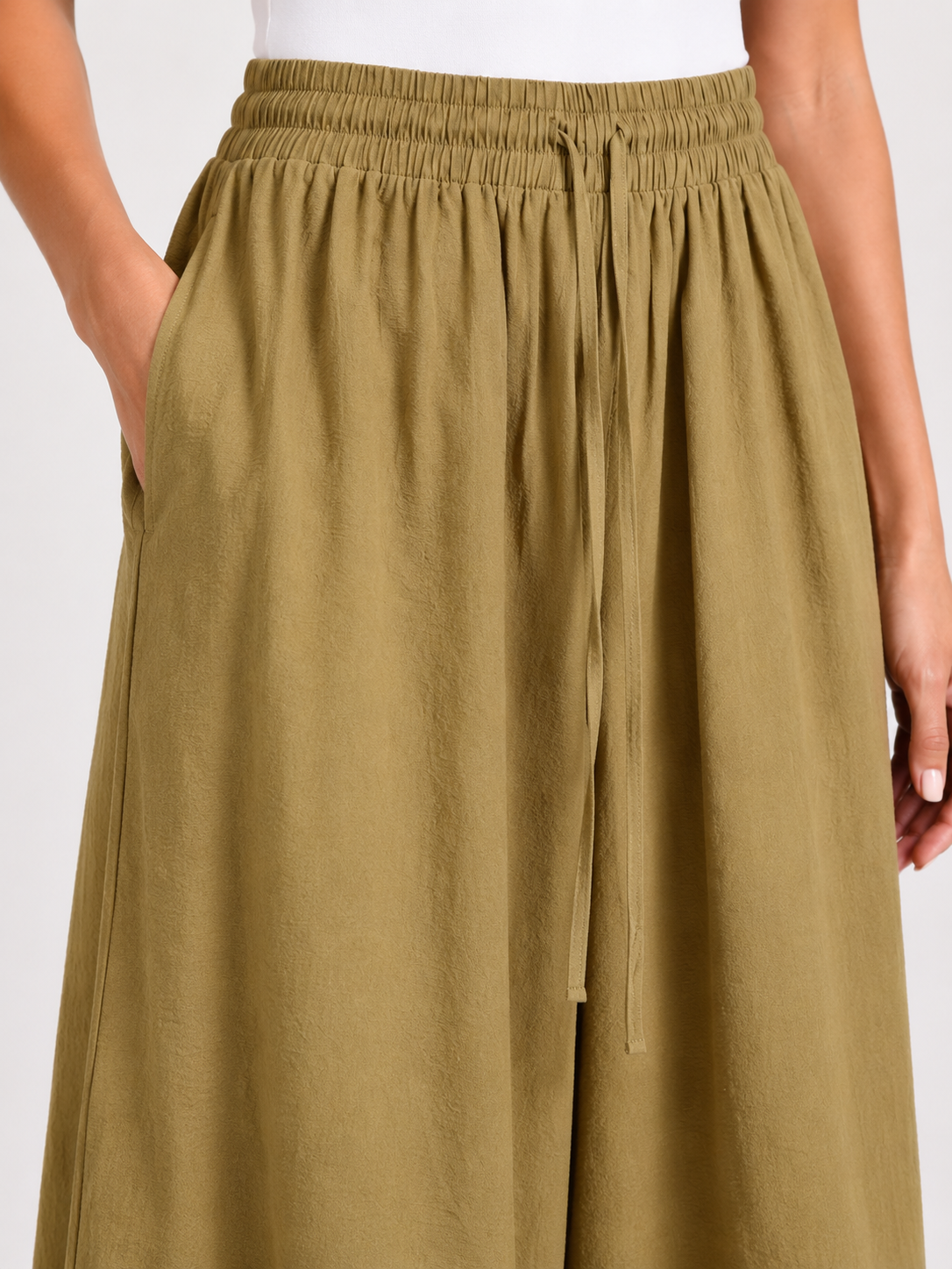 Détail du pantalon large, tissu texturé, taille élastique et cordon ton sur ton-Vert olive-RAZANA