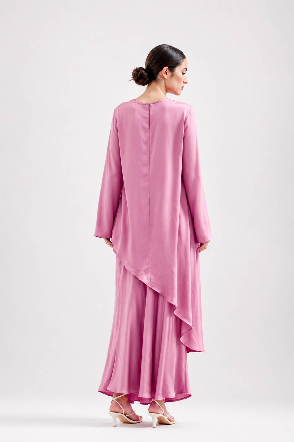 Ensemble long satiné rose à manches longues et tombé fluide, vue de dos-Rose- RAZANA
