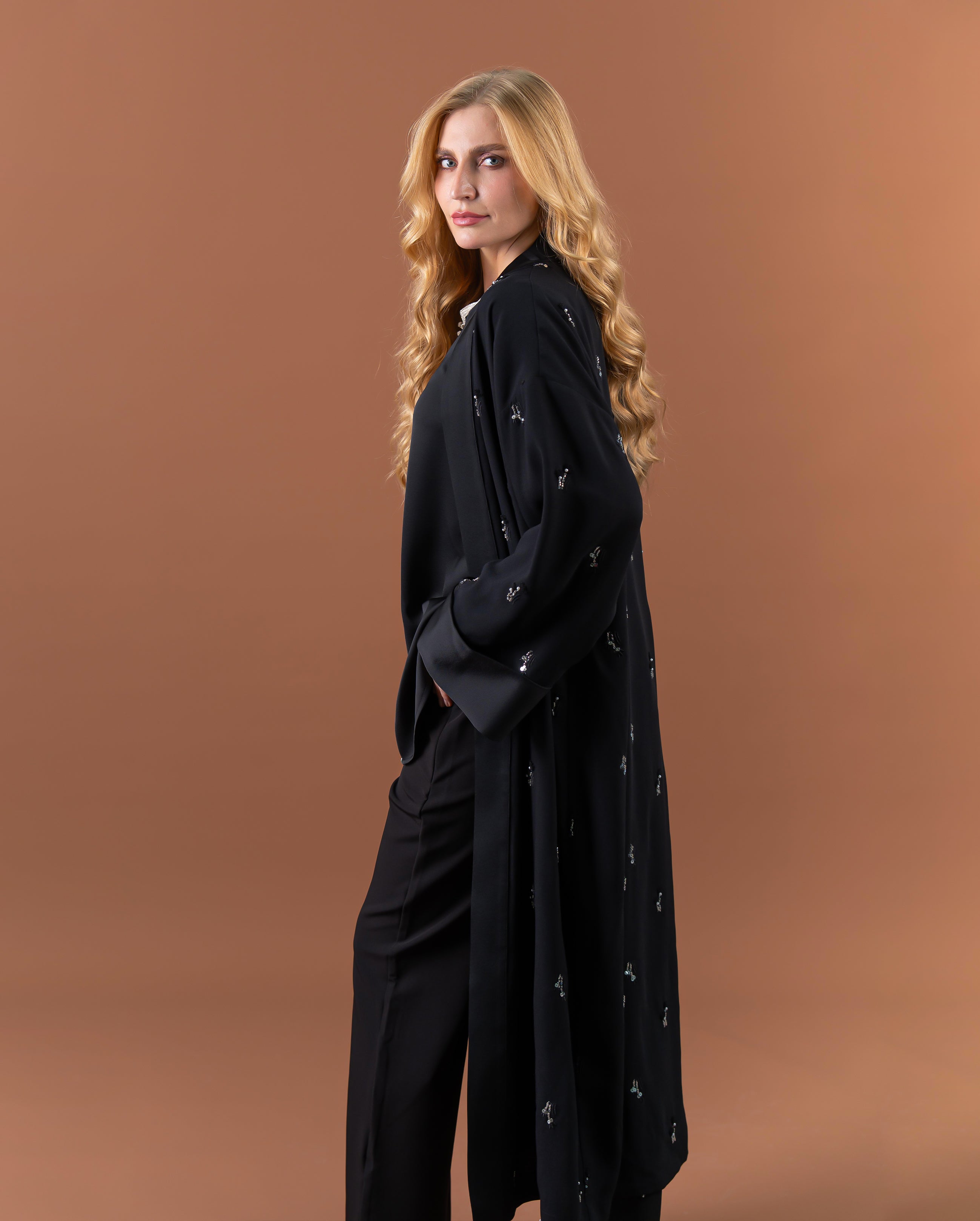 Kimono long fluide noir à manches larges avec broderies élégantes vue coté