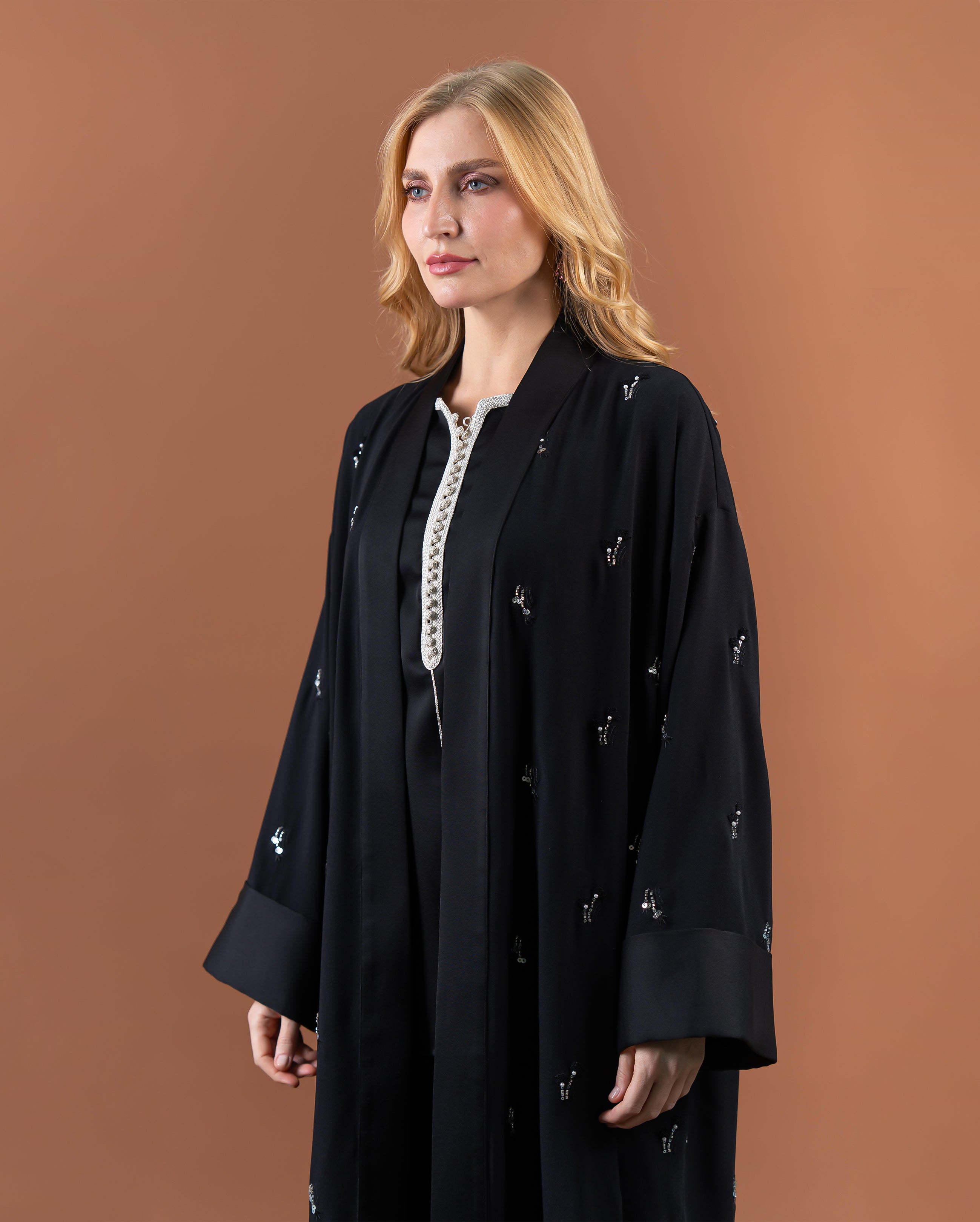 Kimono long fluide noir à manches larges avec broderies élégantes vue coté