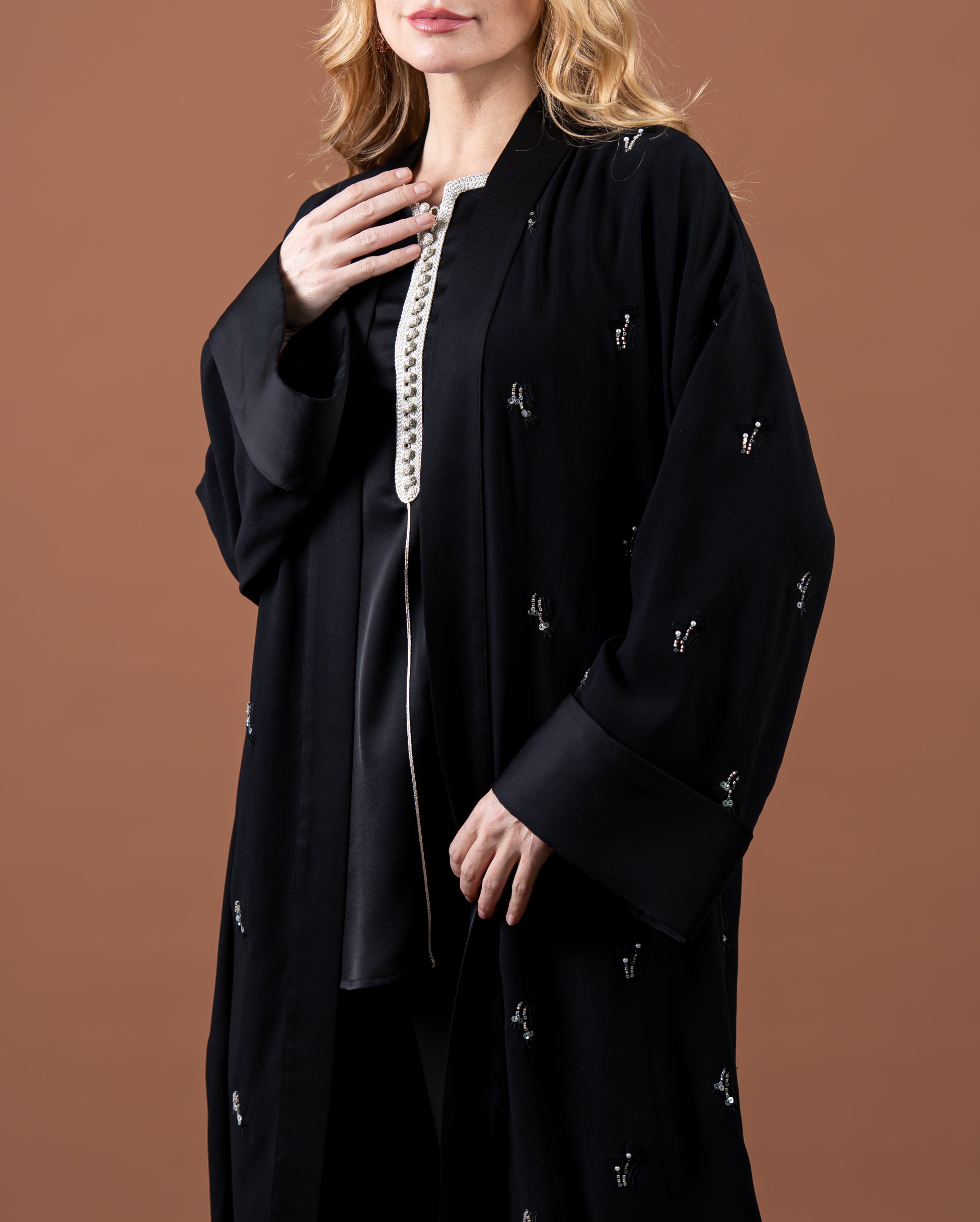 Kimono long fluide noir à manches larges avec broderies élégantes vus détail