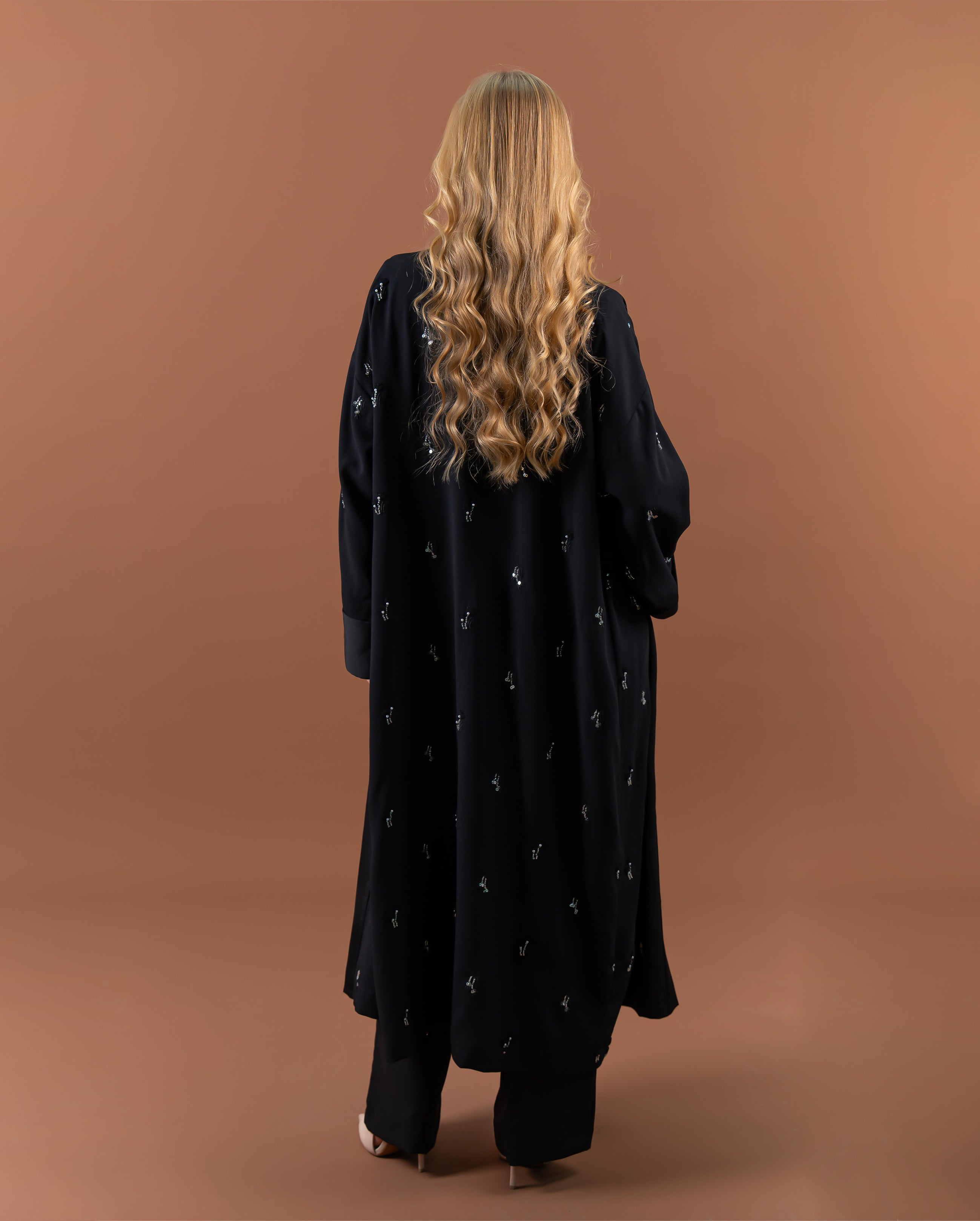 Kimono long fluide noir à manches larges avec broderies élégantes vue dos