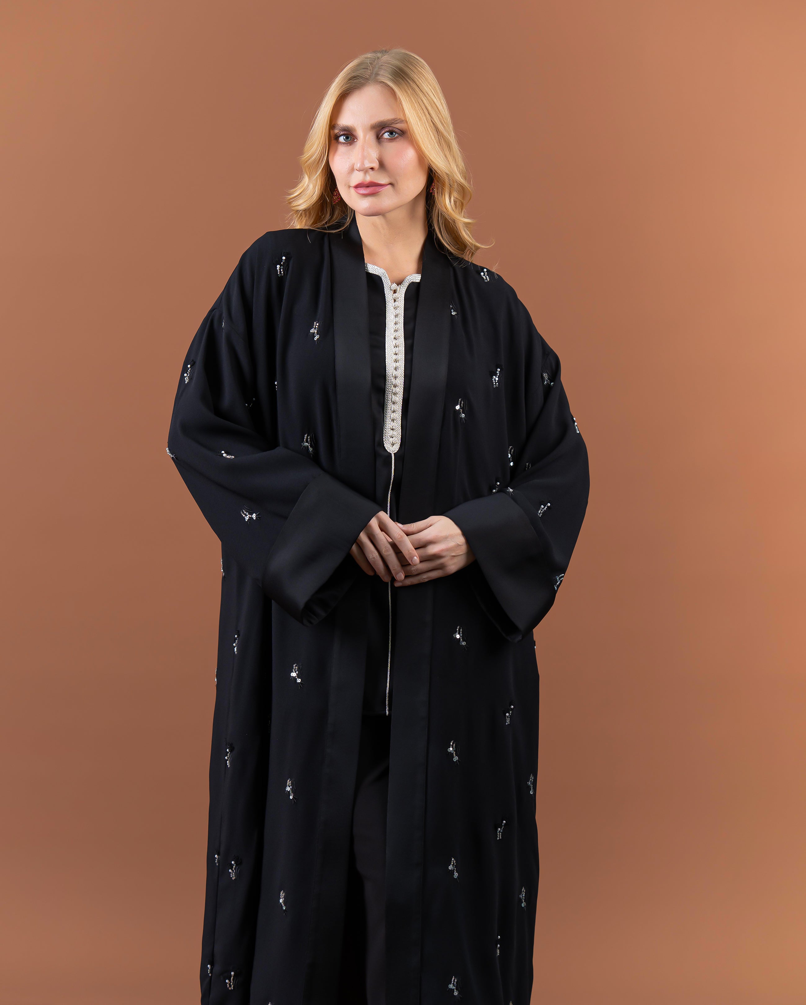 Kimono long fluide noir à manches larges avec broderies élégantes vue face