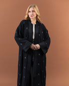 Kimono long fluide noir à manches larges avec broderies élégantes vue face