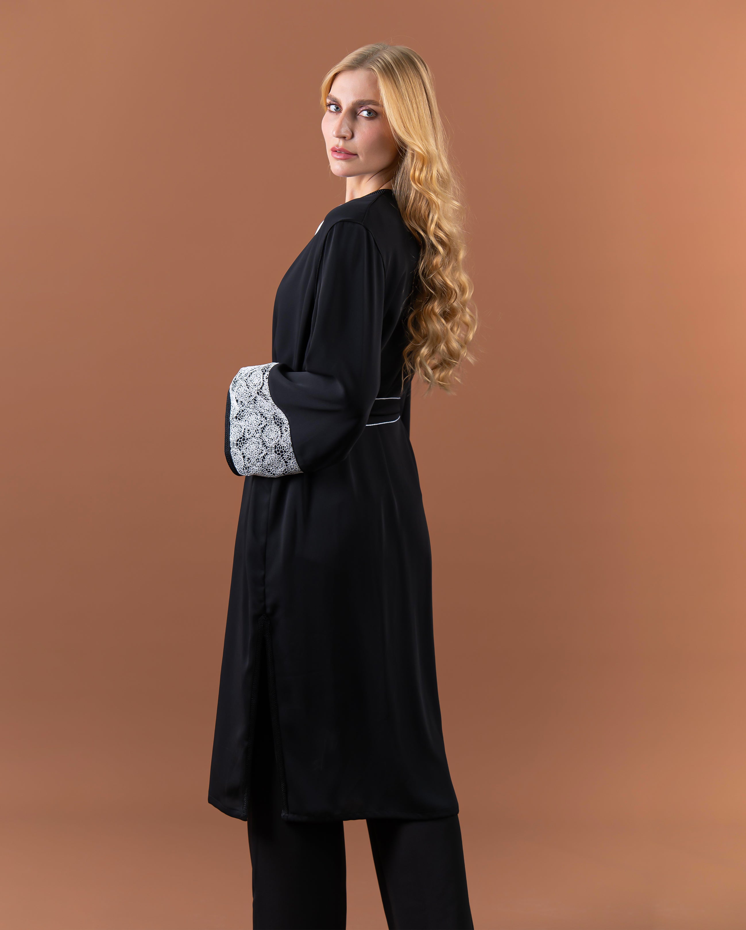 Kimono long noir avec ceinture et manches ornées de dentelle blanche – collection élégante RAZANA