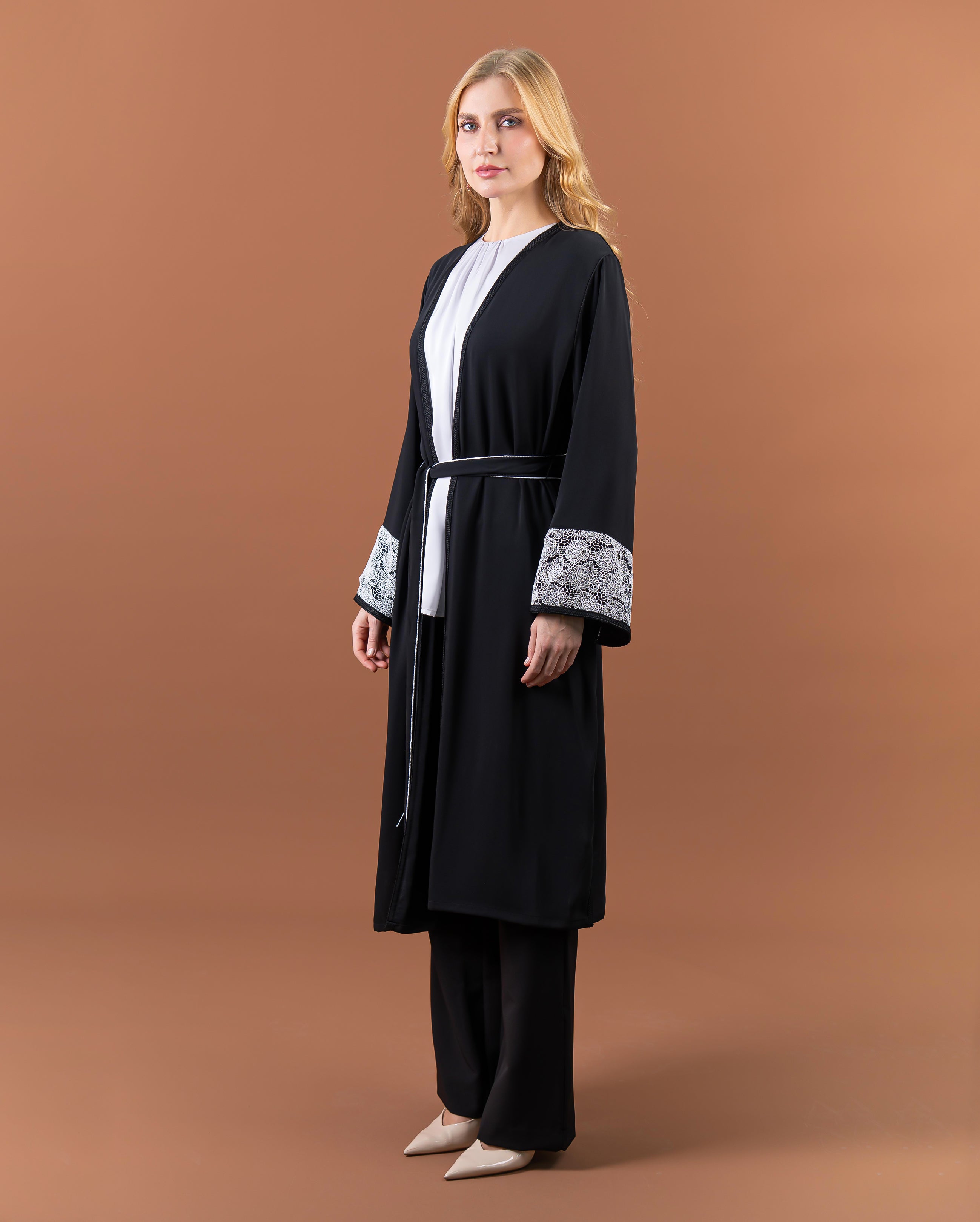 Kimono long noir avec ceinture et manches ornées de dentelle blanche – collection élégante RAZANA