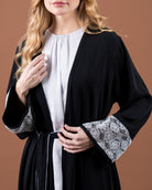 Kimono long noir avec ceinture et manches ornées de dentelle blanche – collection élégante RAZANA